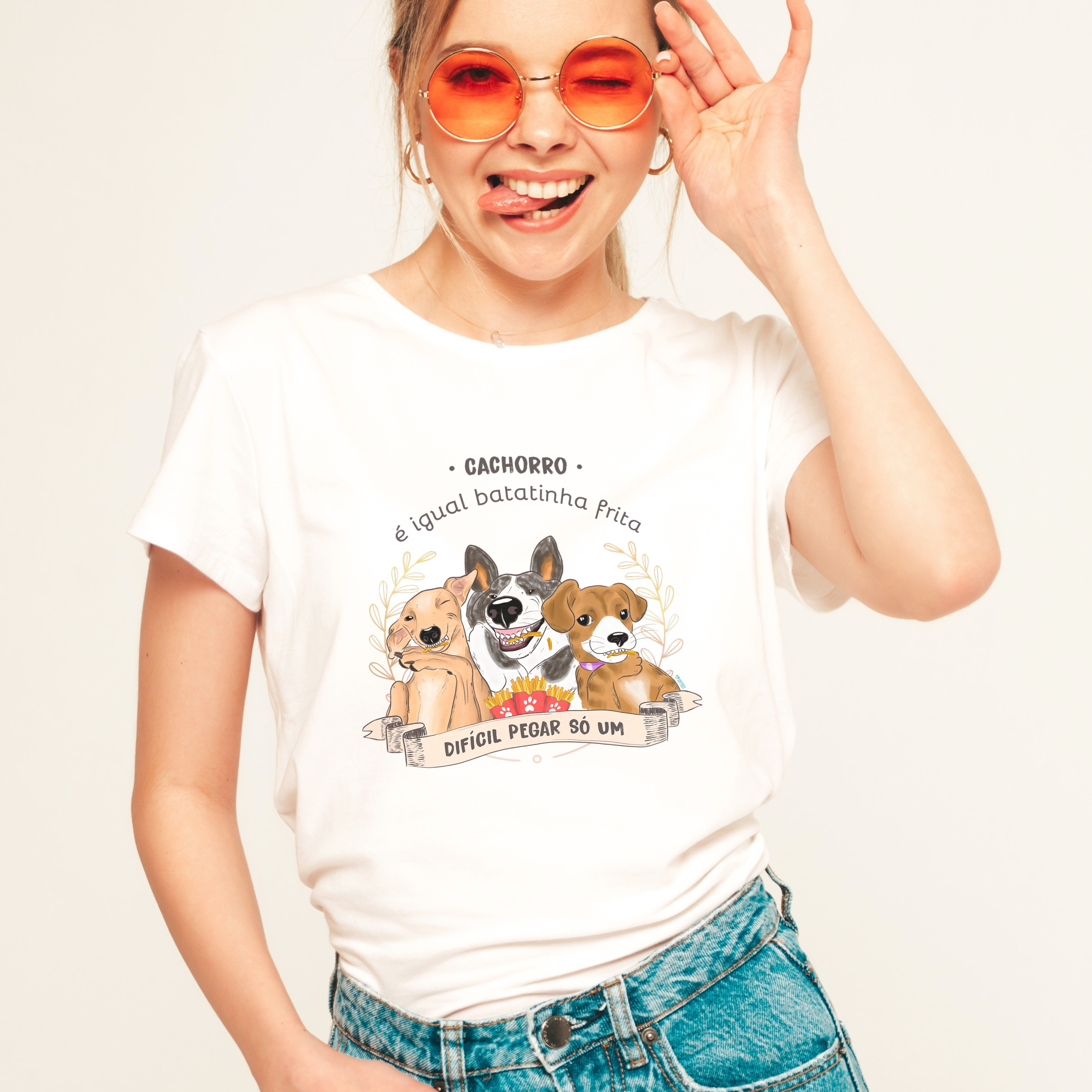 Camiseta Feminina Cachorro é Igual Fritas - Branca
