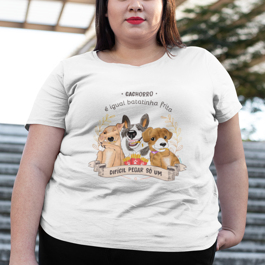 Camiseta Plus Size  Cachorro é Igual Fritas Branca