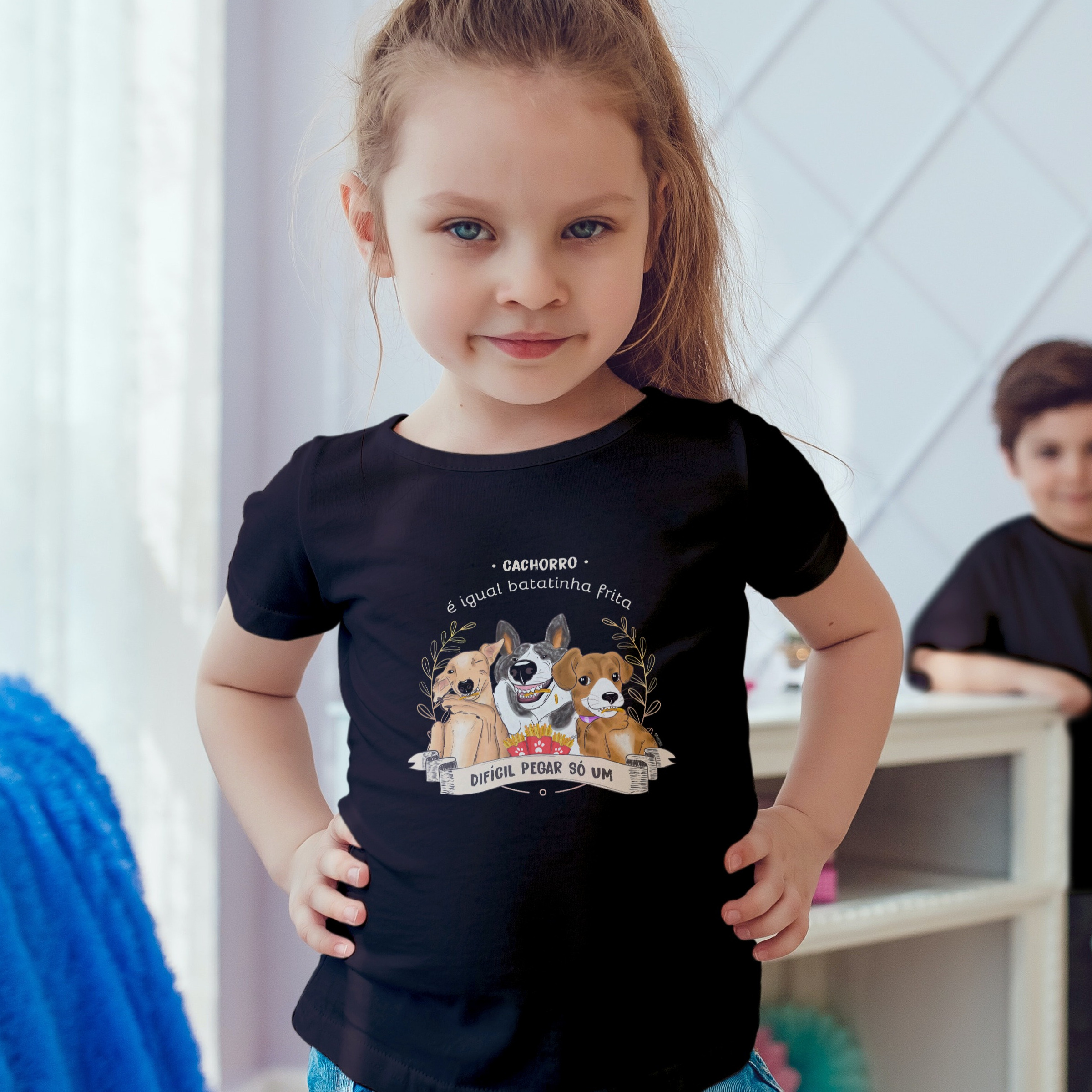 Camiseta Infantil Unissex Cachorro é Igual Fritas Preta