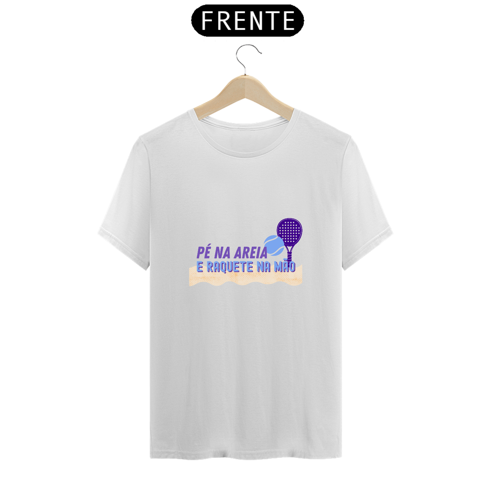Camiseta pé na areia e raquete na mão
