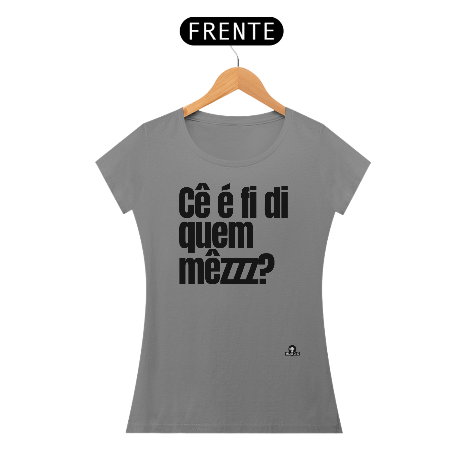 Camiseta baby long com frase engraçada “Cê é fí di quem mezzz?”, com sotaque mineiro.