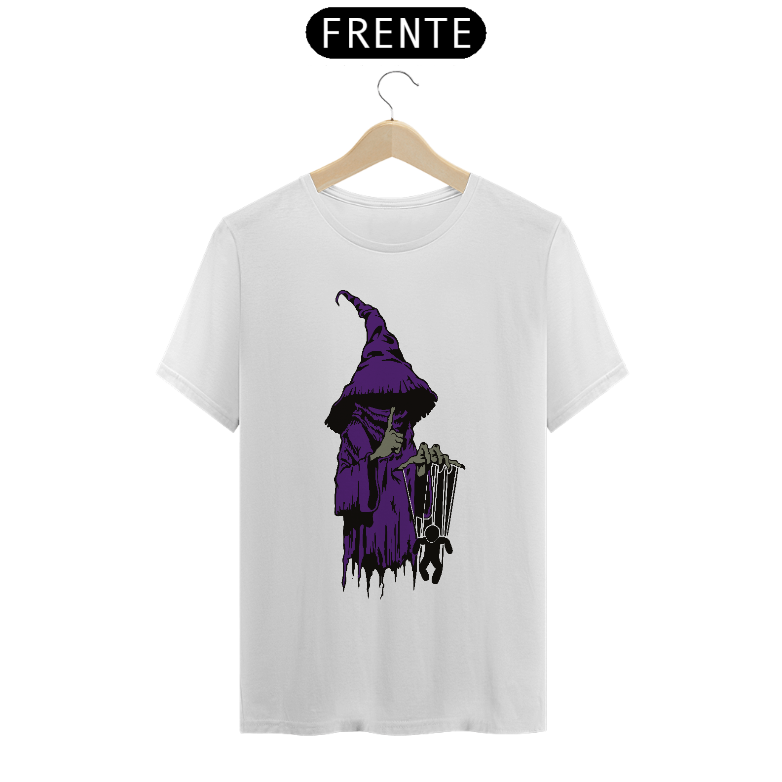 Camisa com estampa de uma bruxa com boneco na mão 