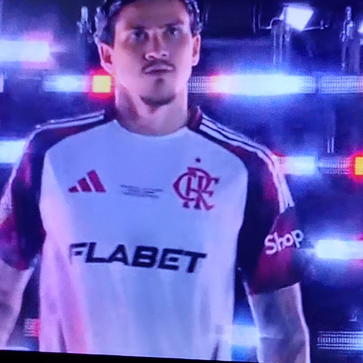 camisas e bonés masculinos 