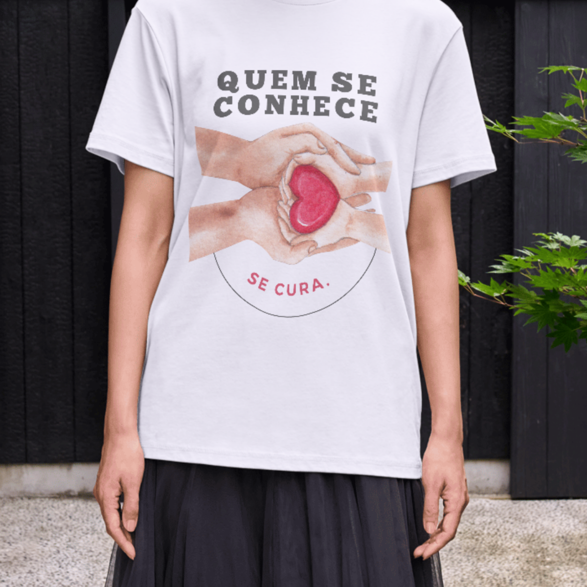 camiseta Branca classic- Quem se conhece se cuida