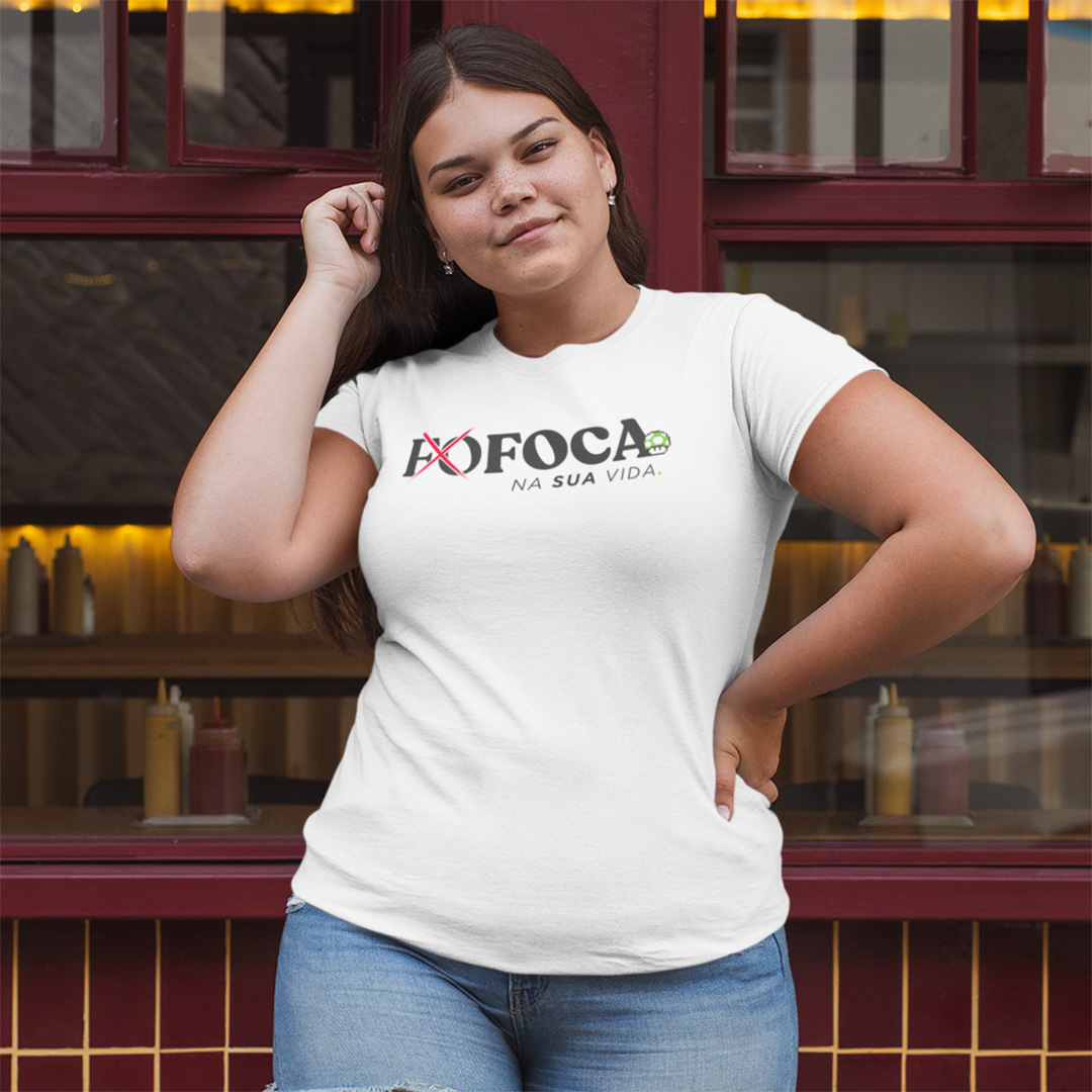 Camiseta Plus Size Branca Foca na Sua Vida 