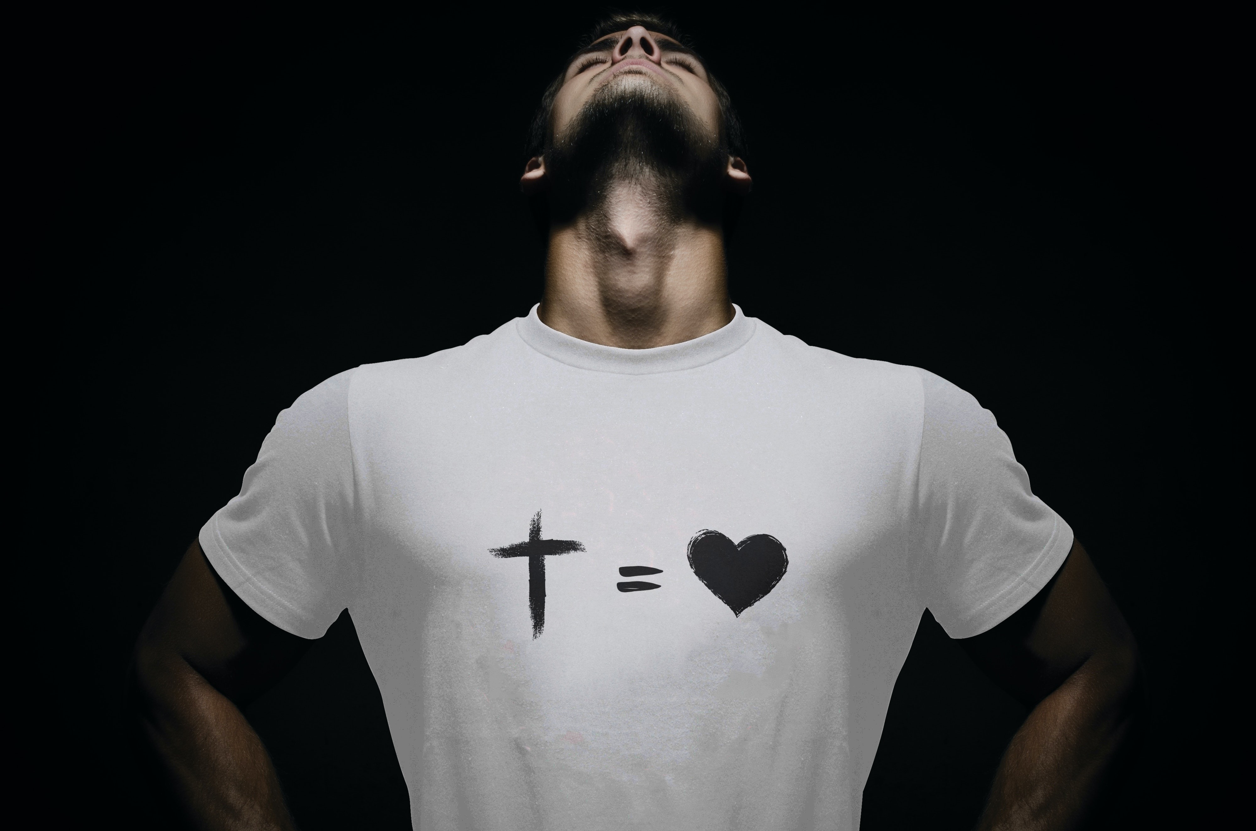 Camisa unissex cruz = coração (estampa preta)