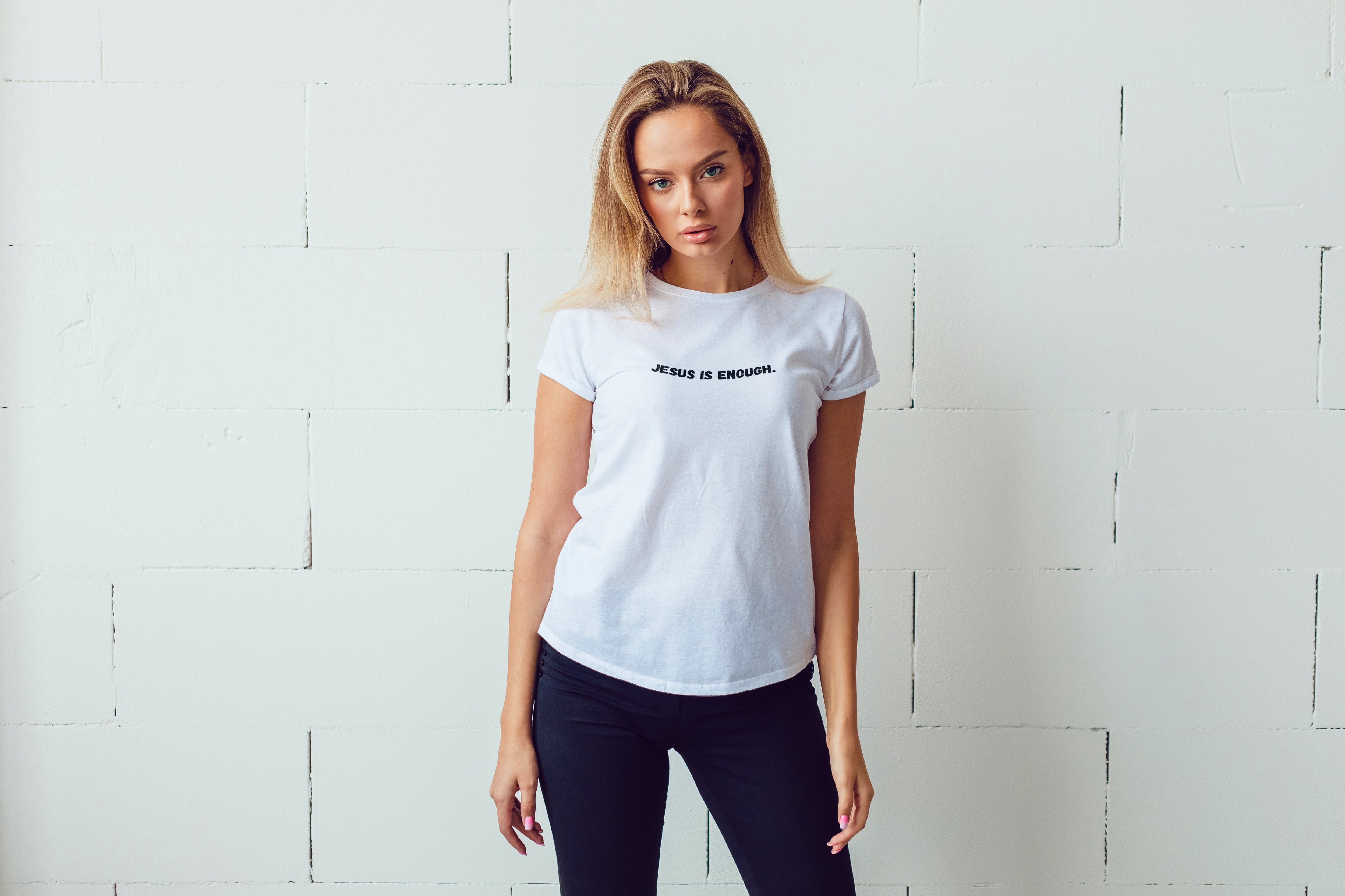 Camisa unissex ´´Jesus is enough´´