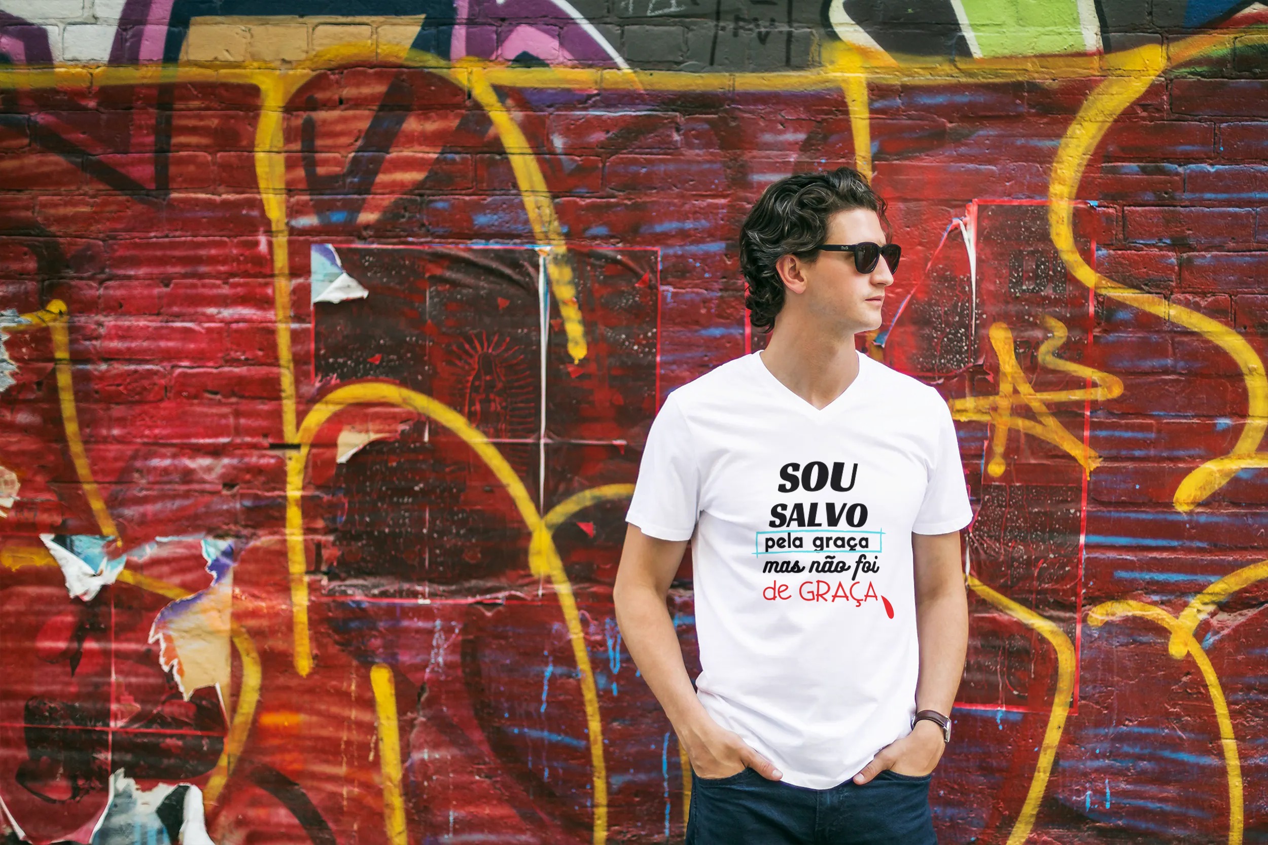 Camisa unissex ´´sou salvo pela graça mas não foi de graça´´ (arte preta)