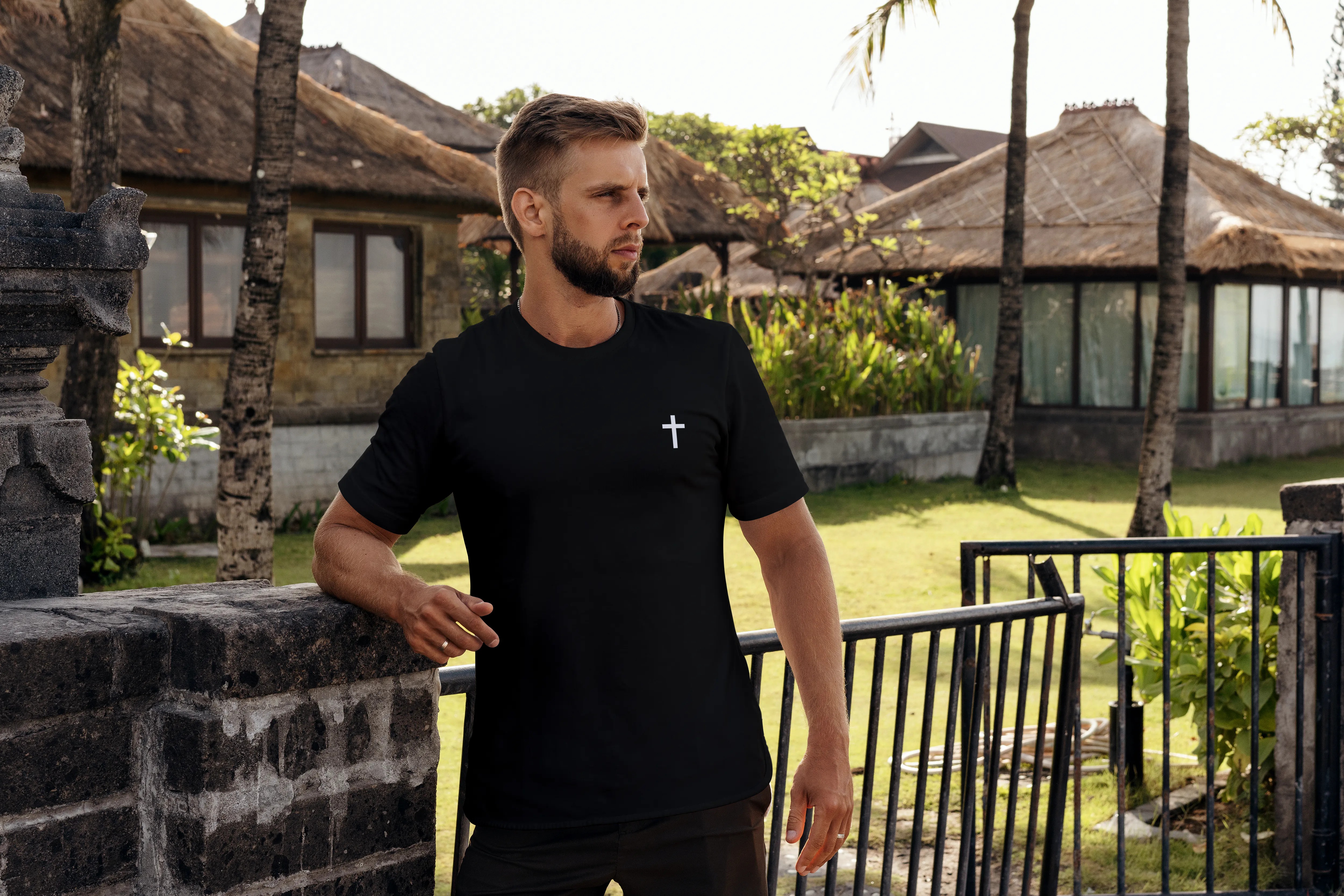 Camisa unissex cruz pequena (estampa branca)