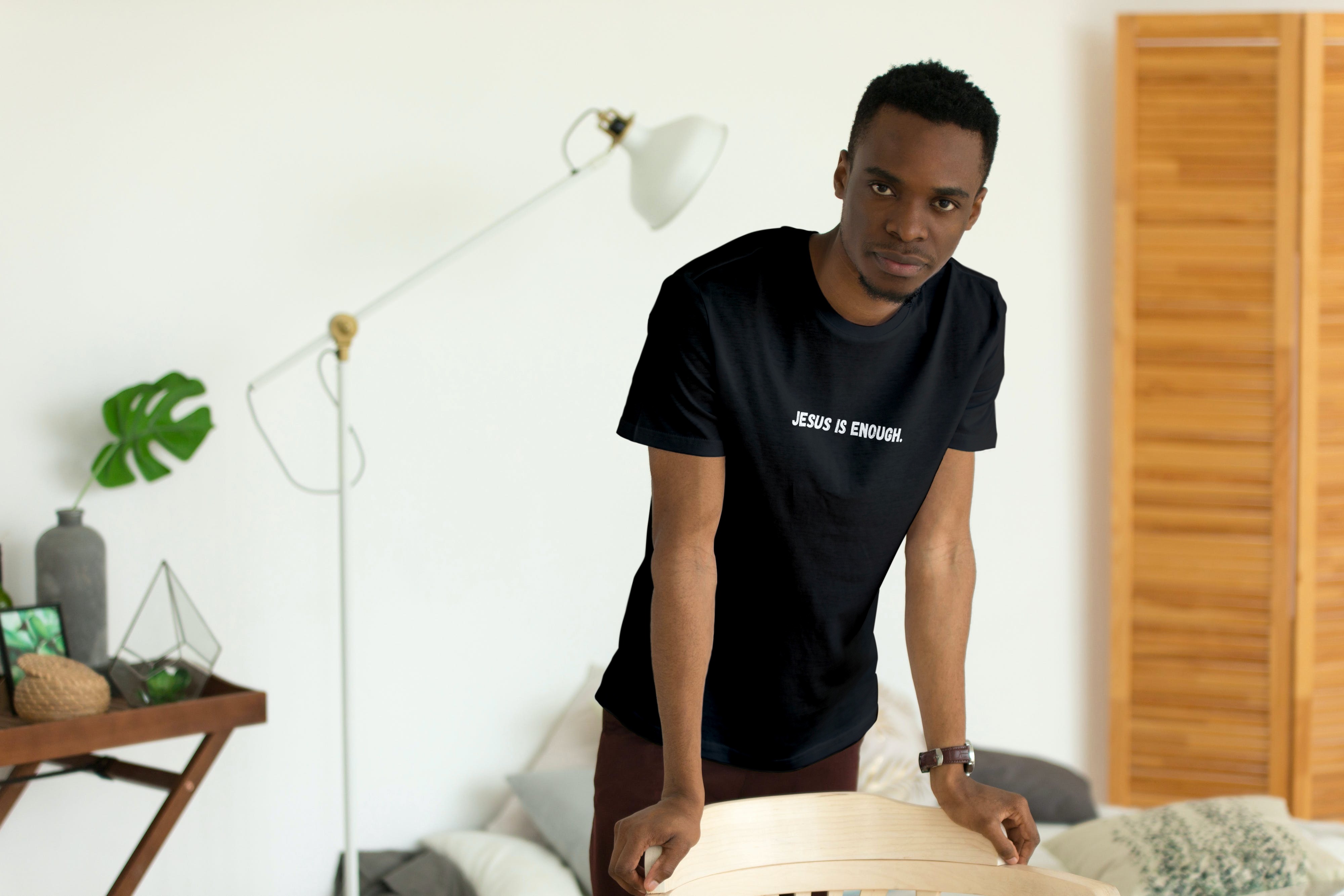 Camisa unissex ´´Jesus is enough´´