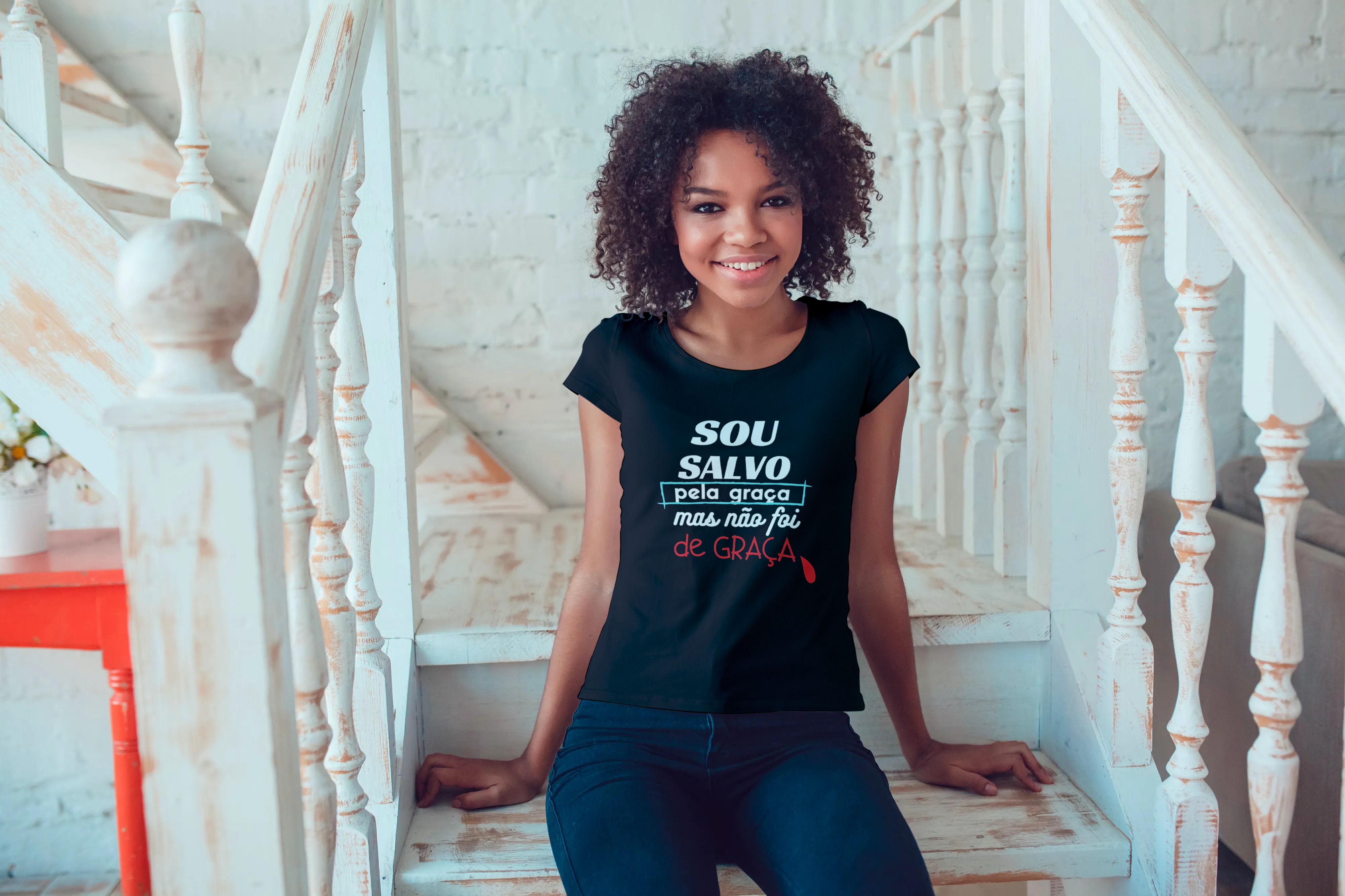 Camisa unissex ´´sou salvo pela graça mas não foi de graça´´