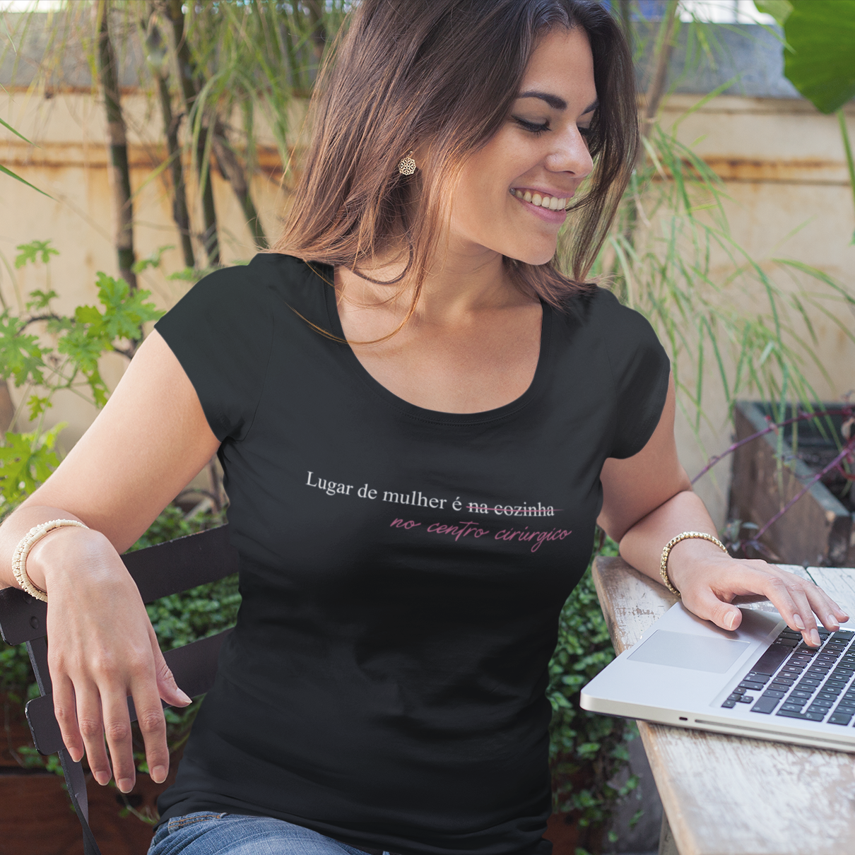 Nome do produto  Camiseta Feminina Lugar de Mulher é no Centro Cirúrgico (Preta)