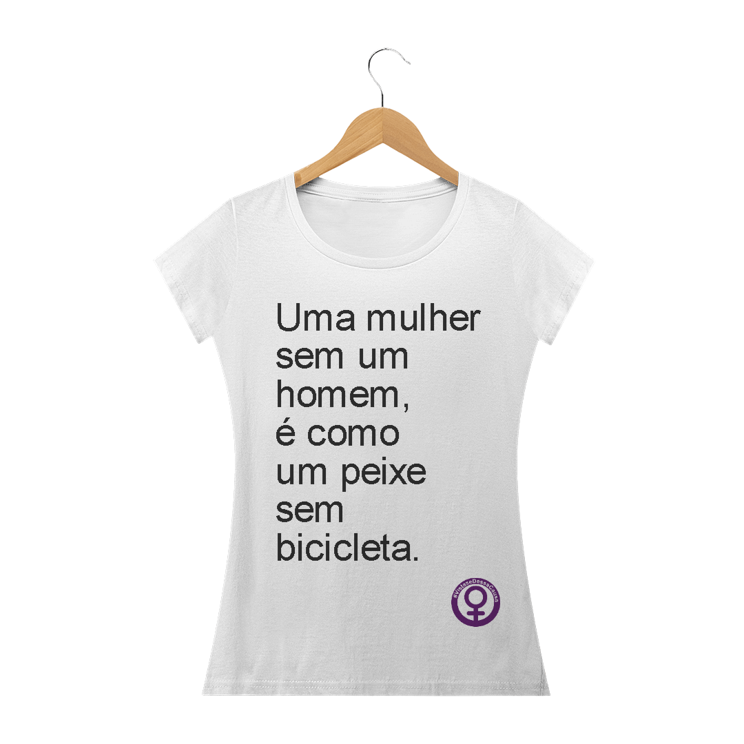 Nome do produto: Camiseta Uma mulher sem um homem, é como um peixe sem bicicleta.
