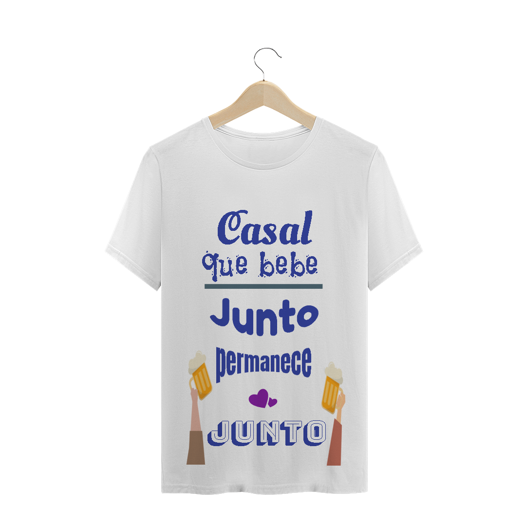 Camiseta Quality Estampa Frase Azul Casal que bebe junto permanece junto