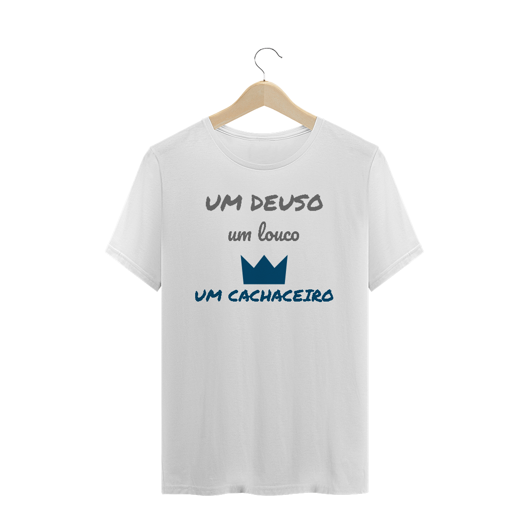 Camiseta Quality Estampa Frase - Um Deuso, Um Louco, um cachaceiro