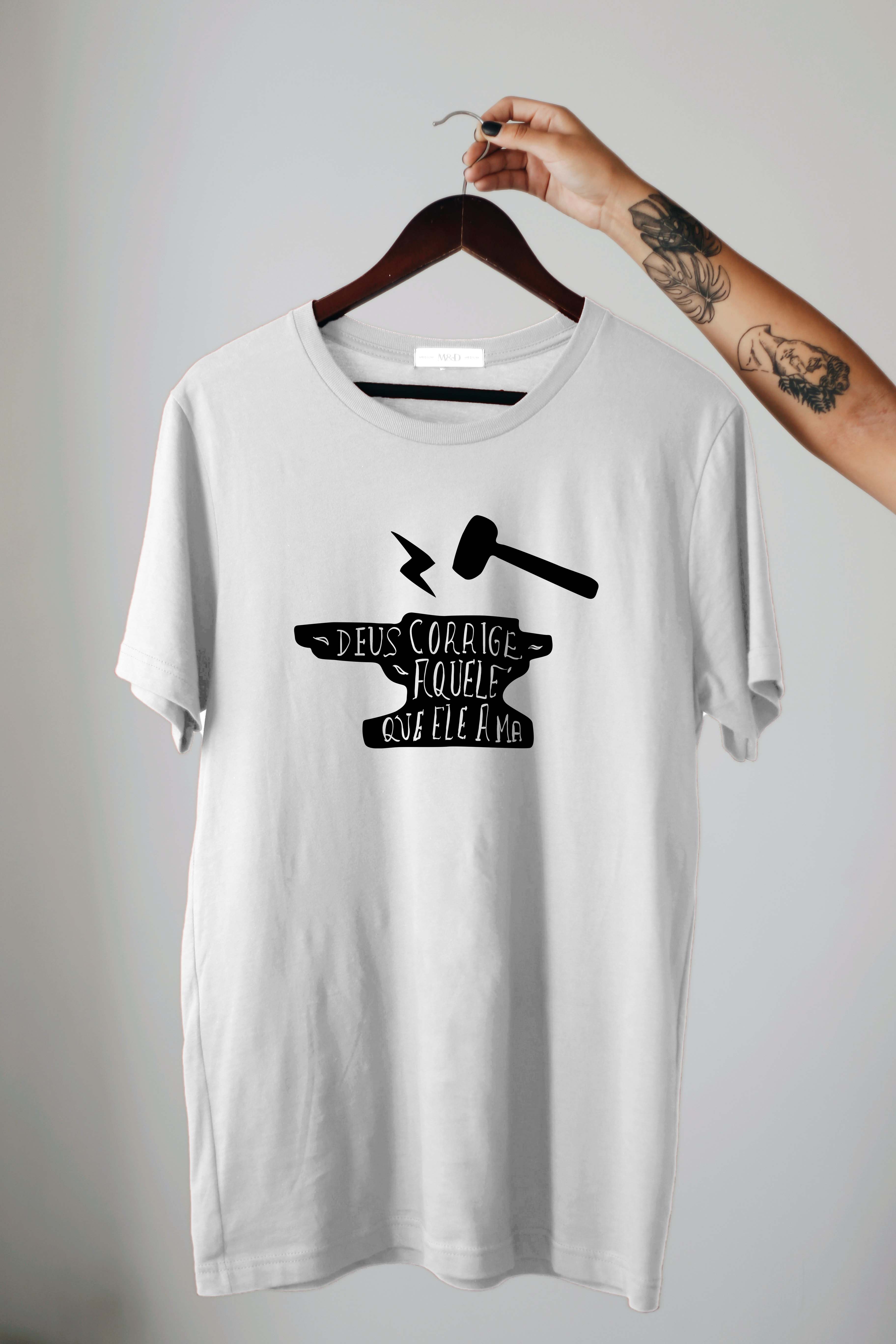 Camiseta Deus Corrige