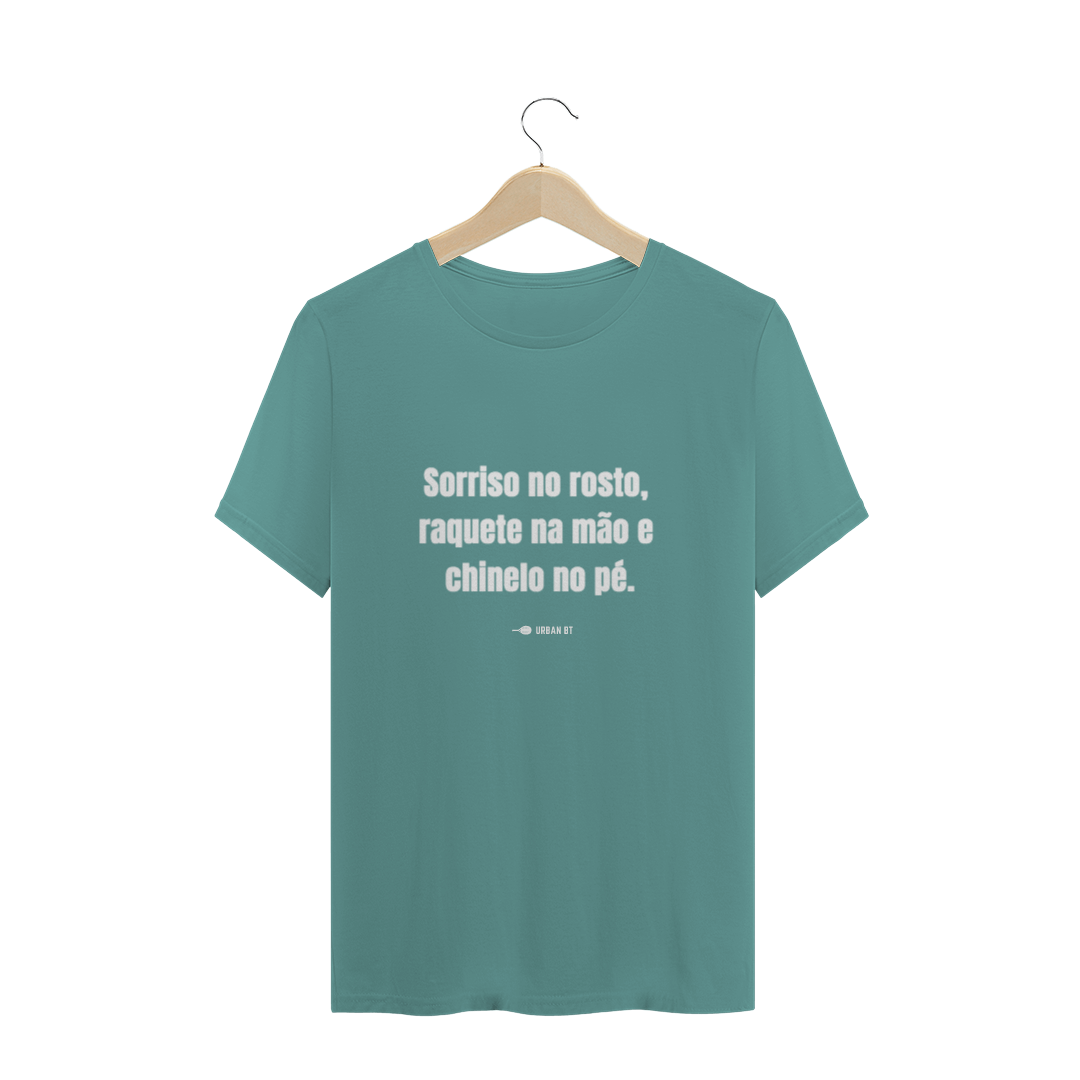 Sorriso no rosto, raquete na mão e chinelo no pé.