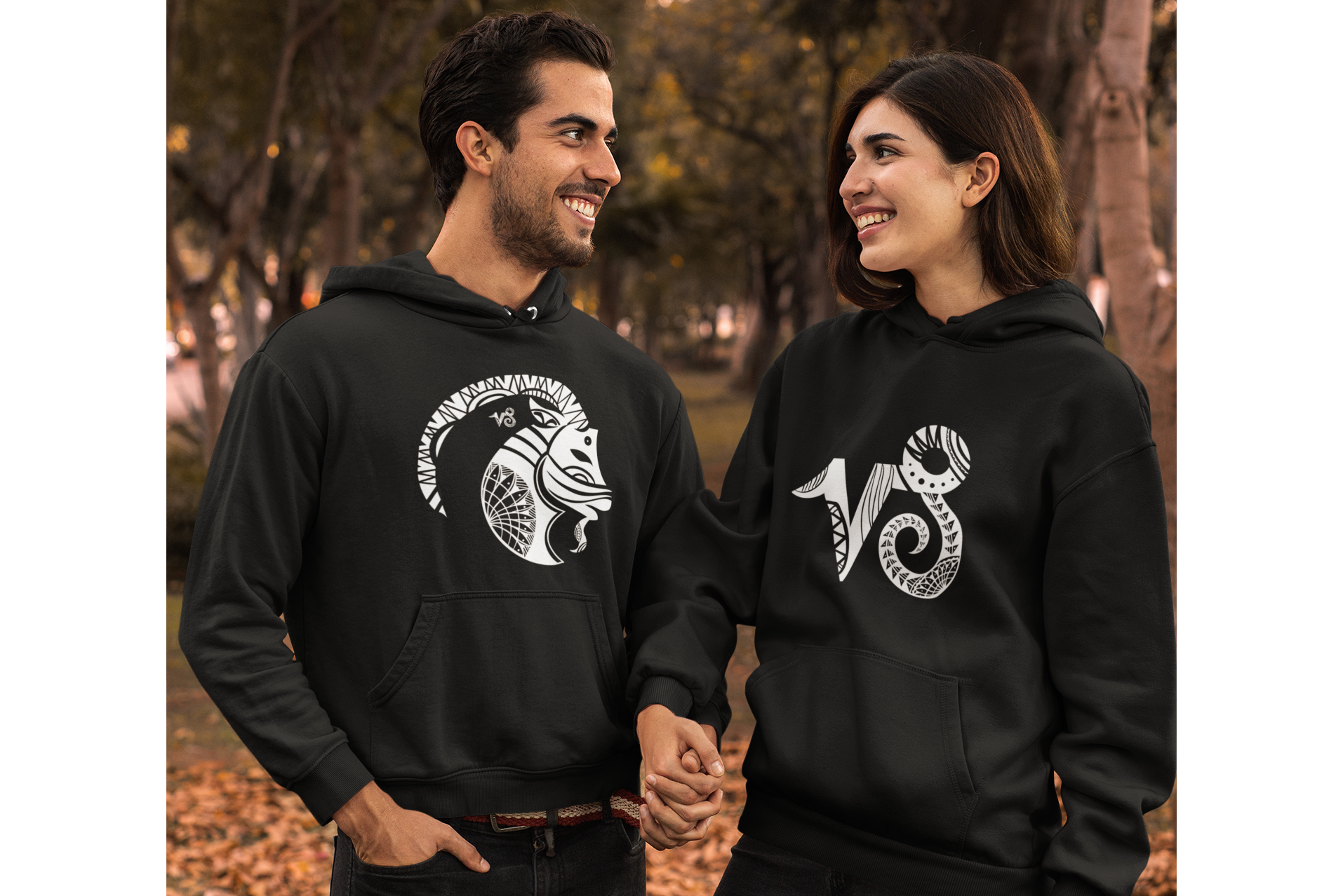 MOLETON PRETO CANGURÚ COM CAPUZ - SIGNO CAPRICÓRNIO SÍMBOLO