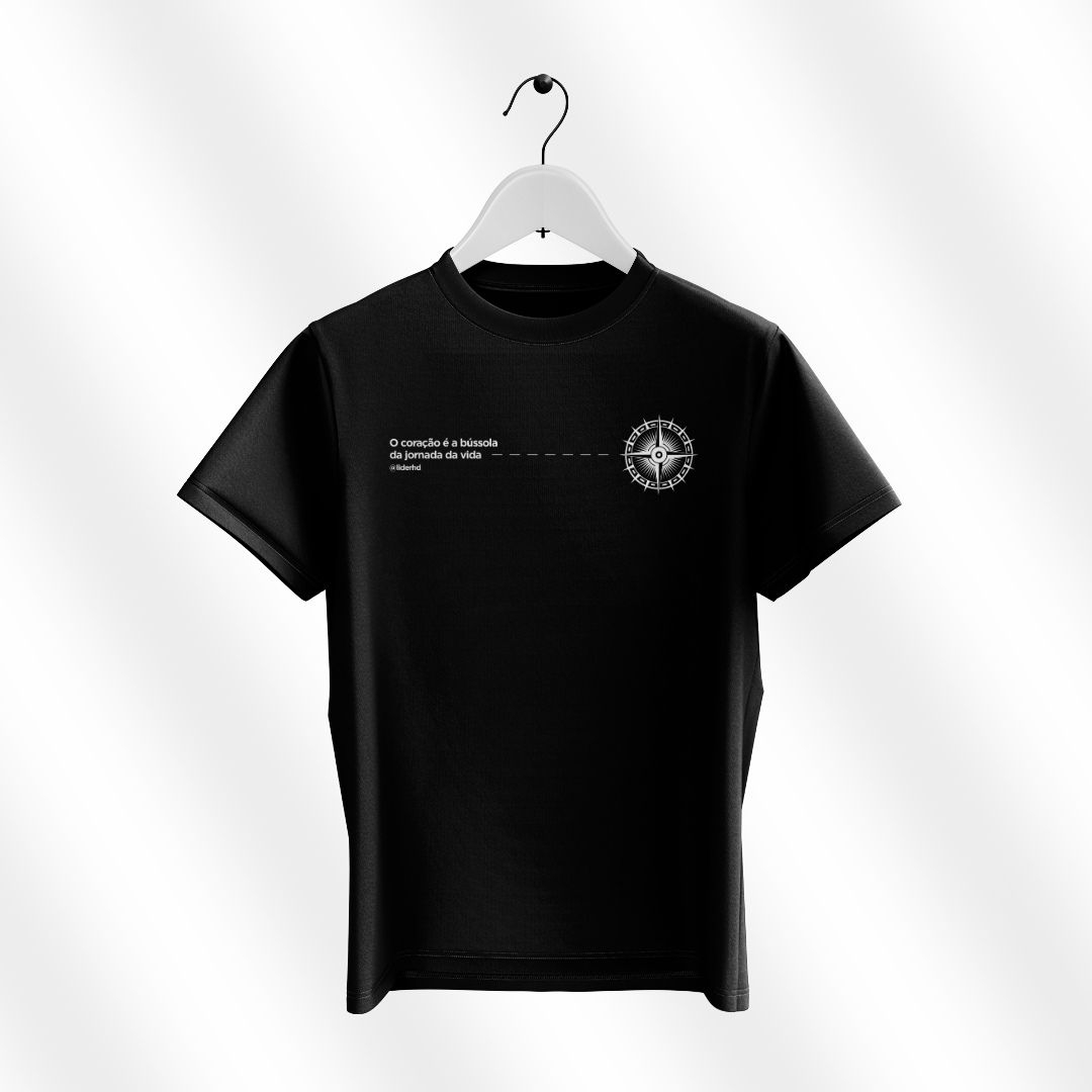 Nome do produto  Camiseta preta - O coração é a bússola