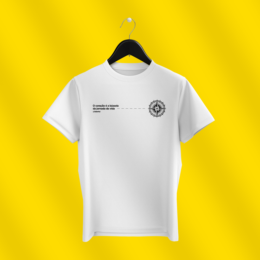 Nome do produto  Camiseta branca - O coração é a bússola