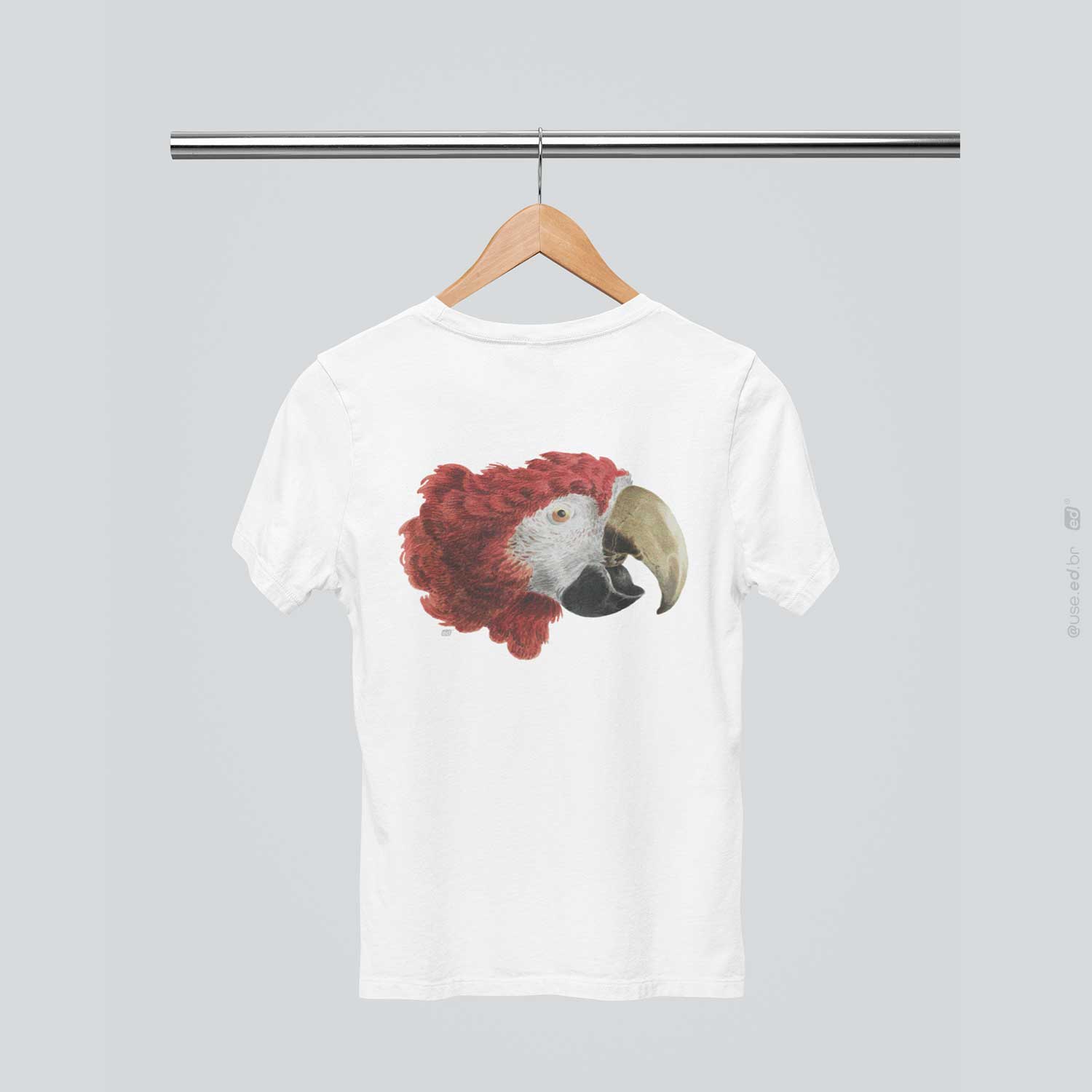 Red Macaw - Camiseta Branca Estampa Pássaro Arara Vermelha