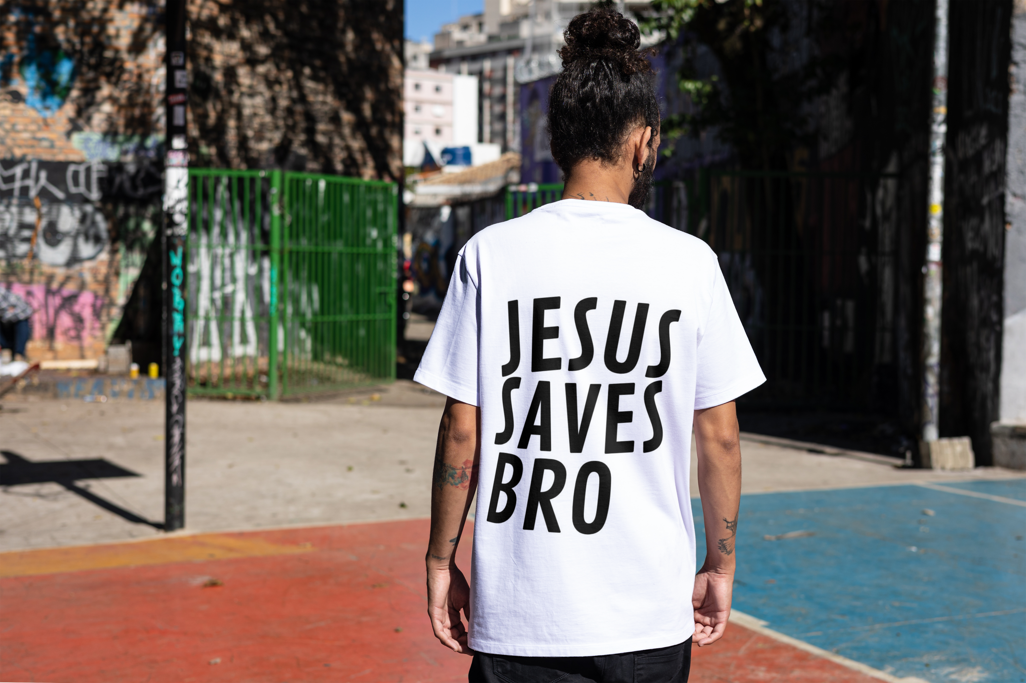 Camiseta Branca Unissex Jesus Saves Bro  