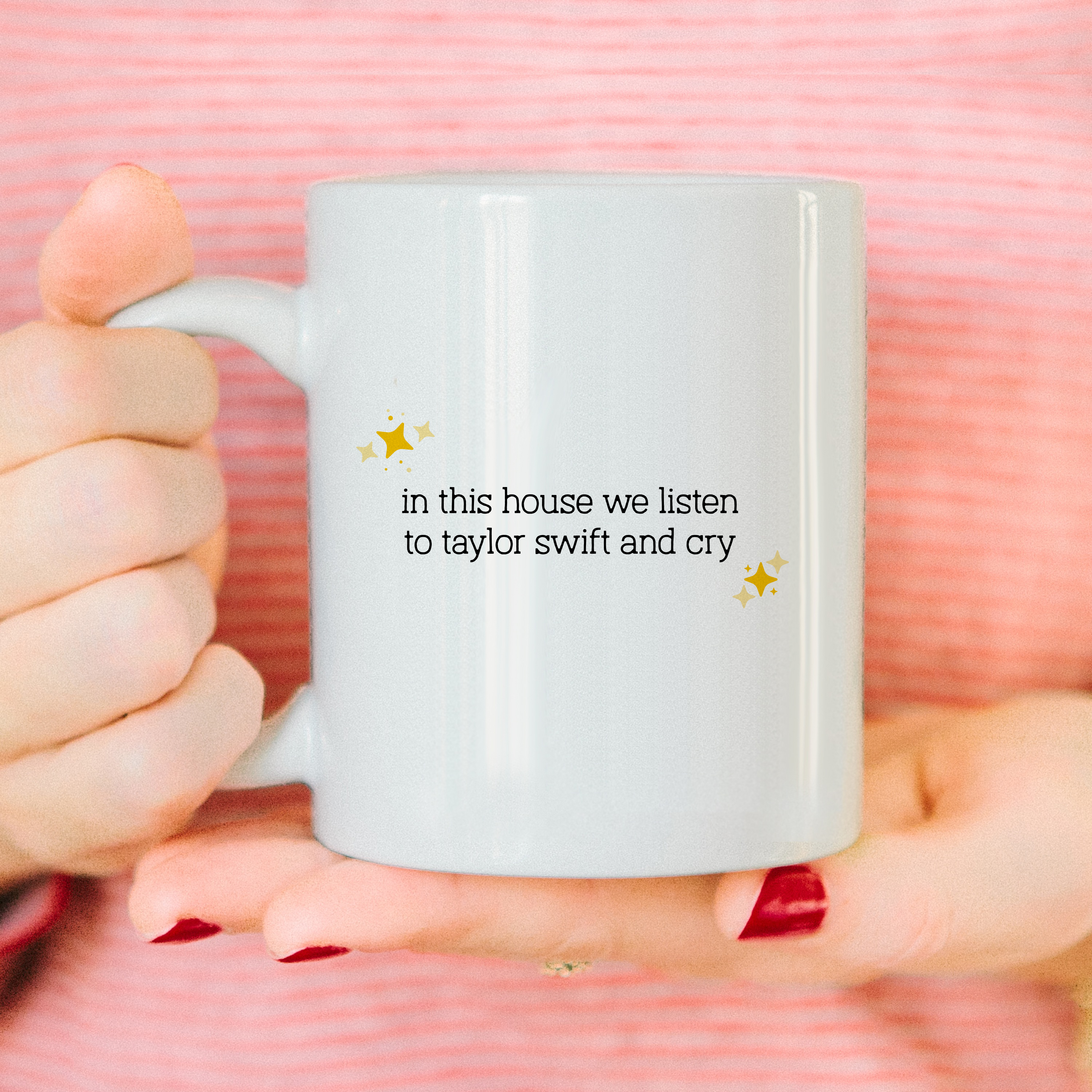 Nome do produto: Caneca In This House We Listen To Taylor Swift And Cry