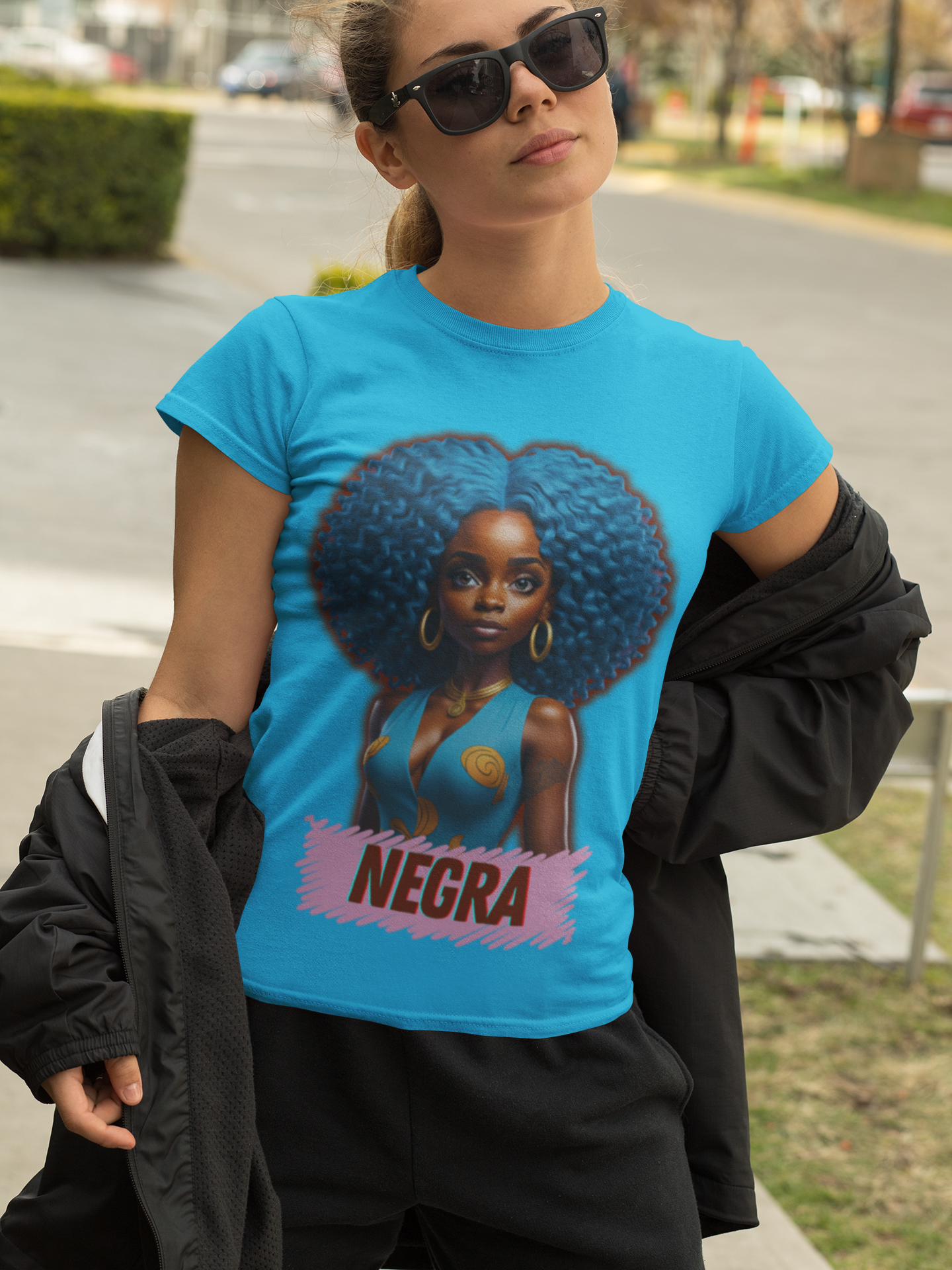 Nome do produto: CAMISETA NEGRA AFRO CACHEADA