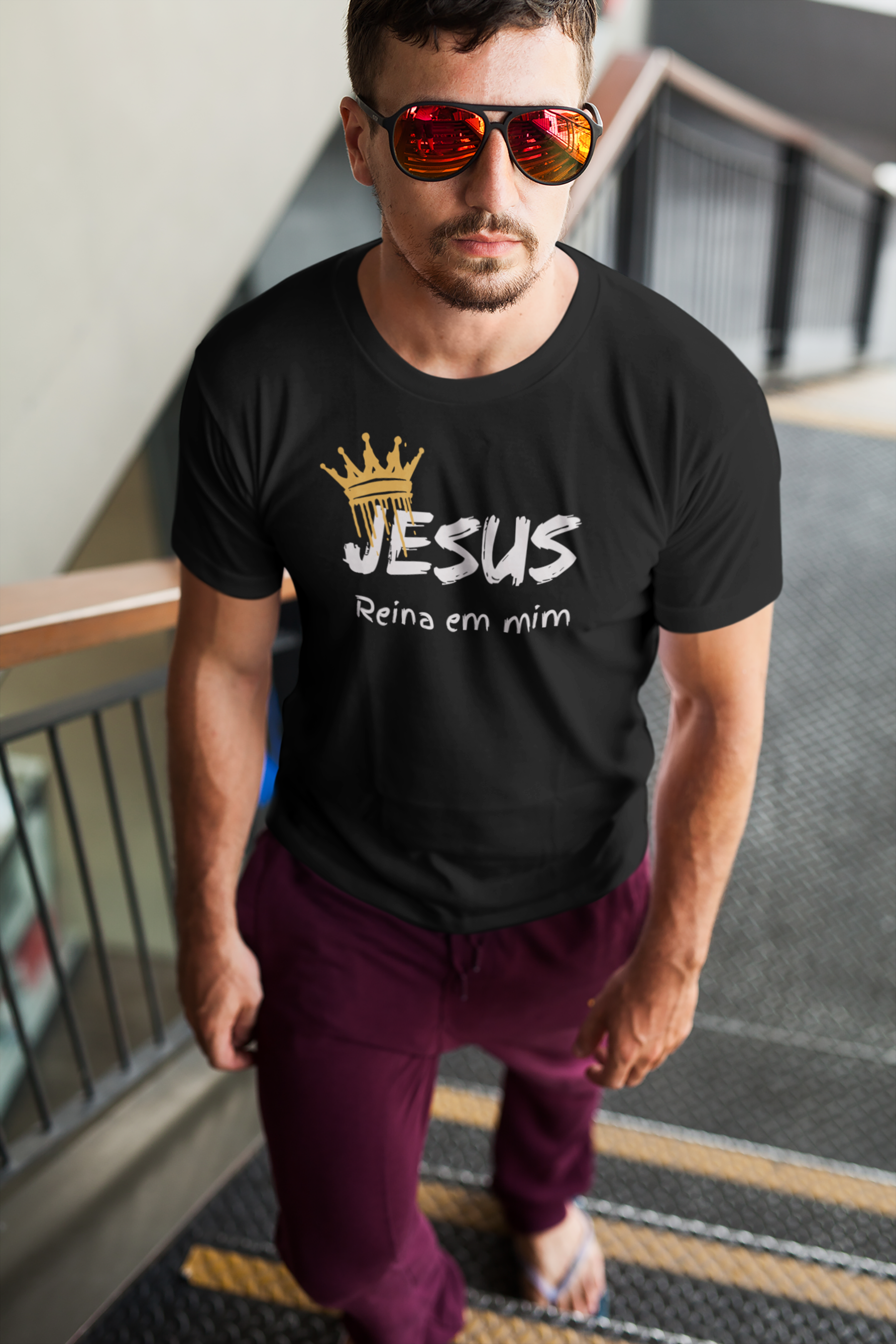Camiseta Masculina - Jesus reina em mim