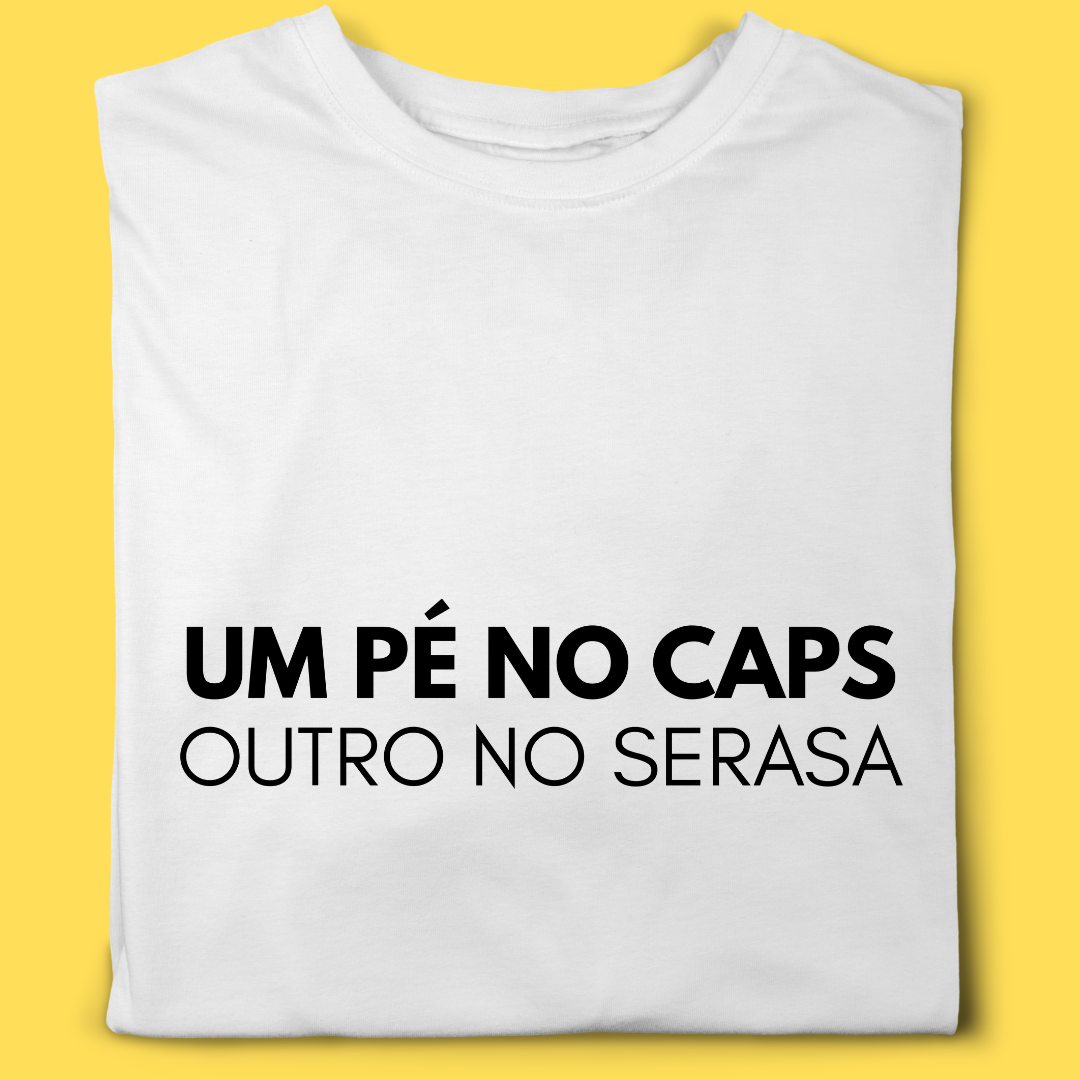Camiseta Um pé no caps outro no serasa