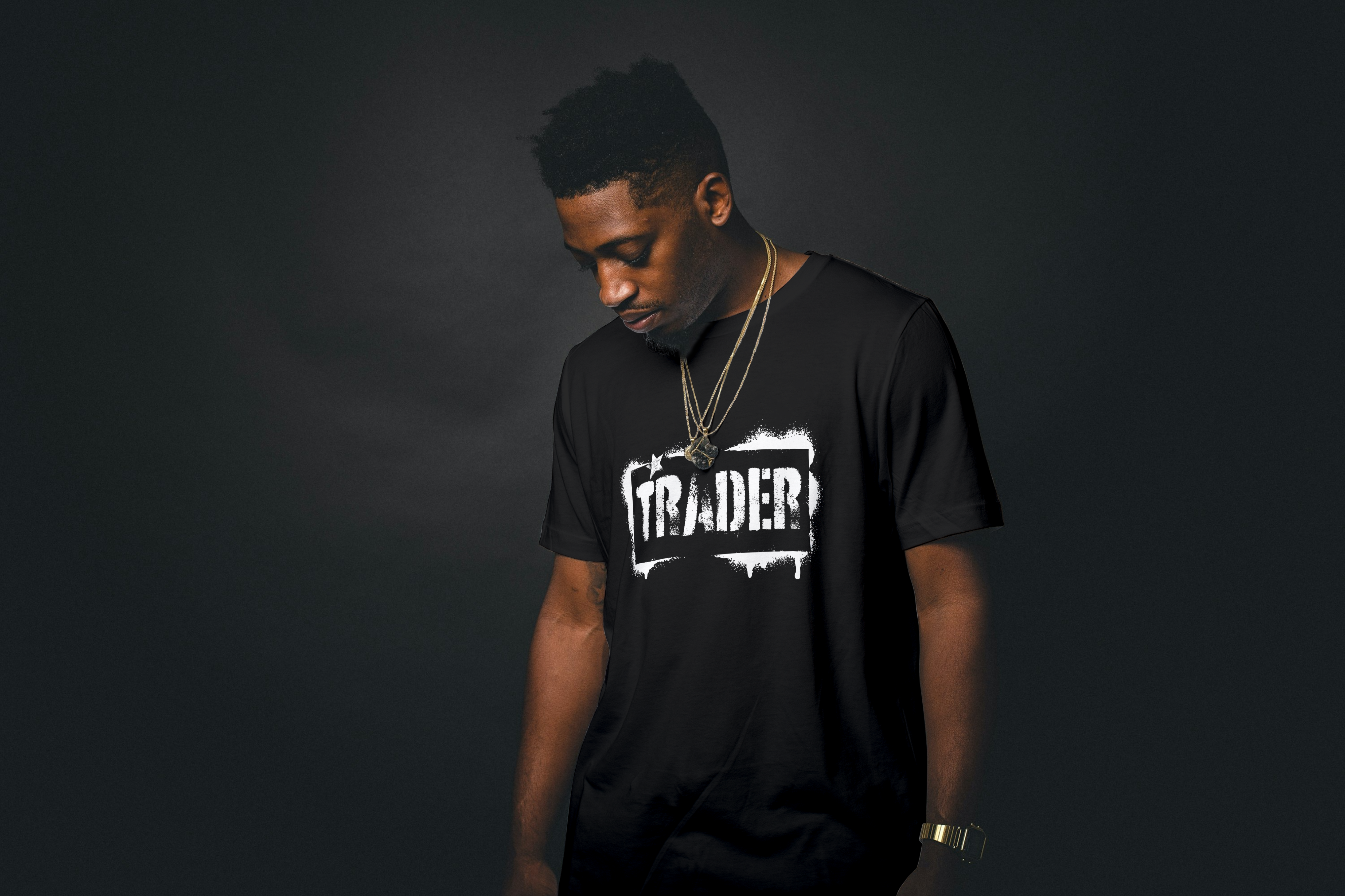 Camiseta Trader - Preta ou Azul (Estampa Branca)