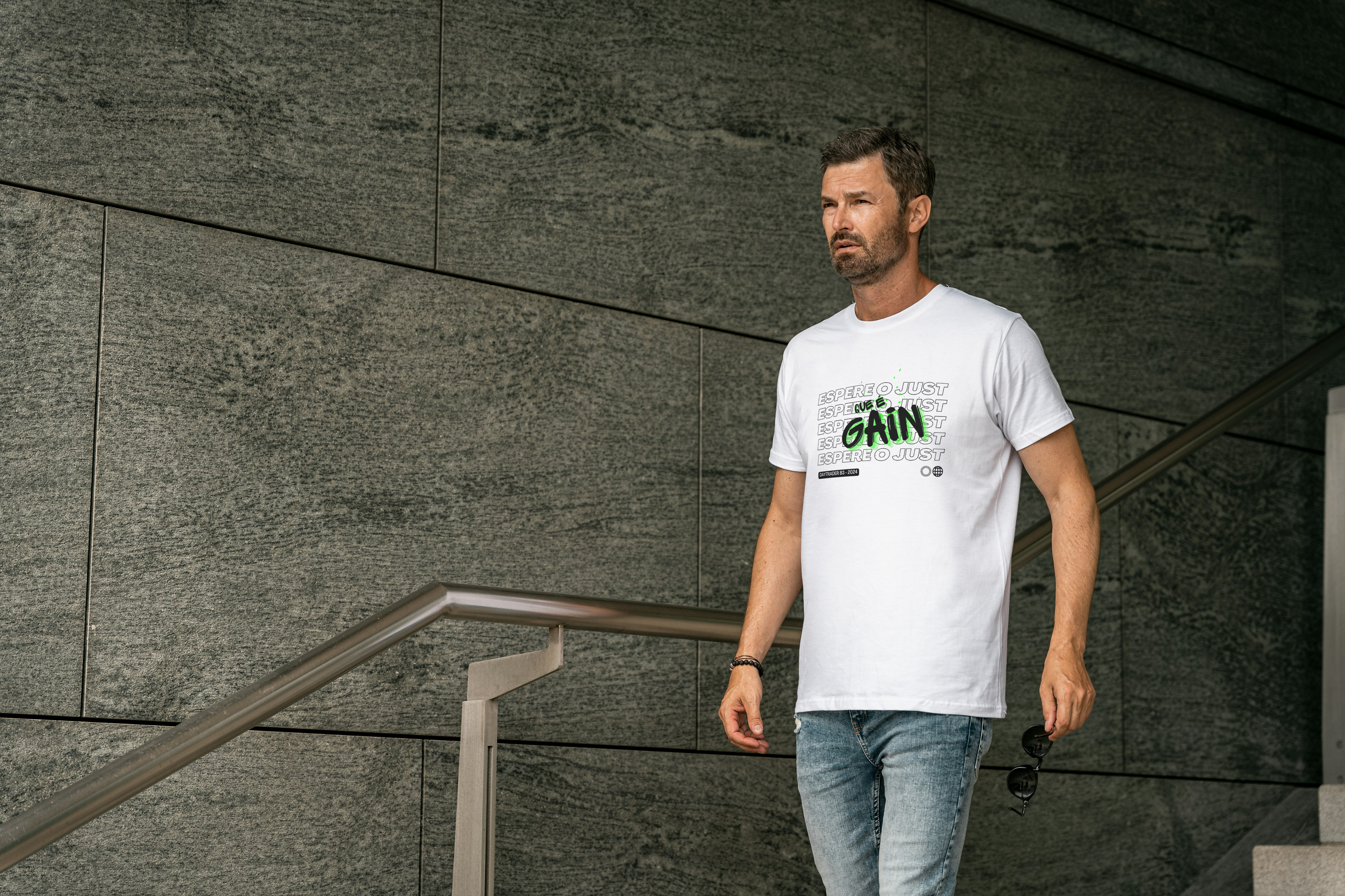 Camiseta Espere o Just que é Gain - Cinza ou Branco