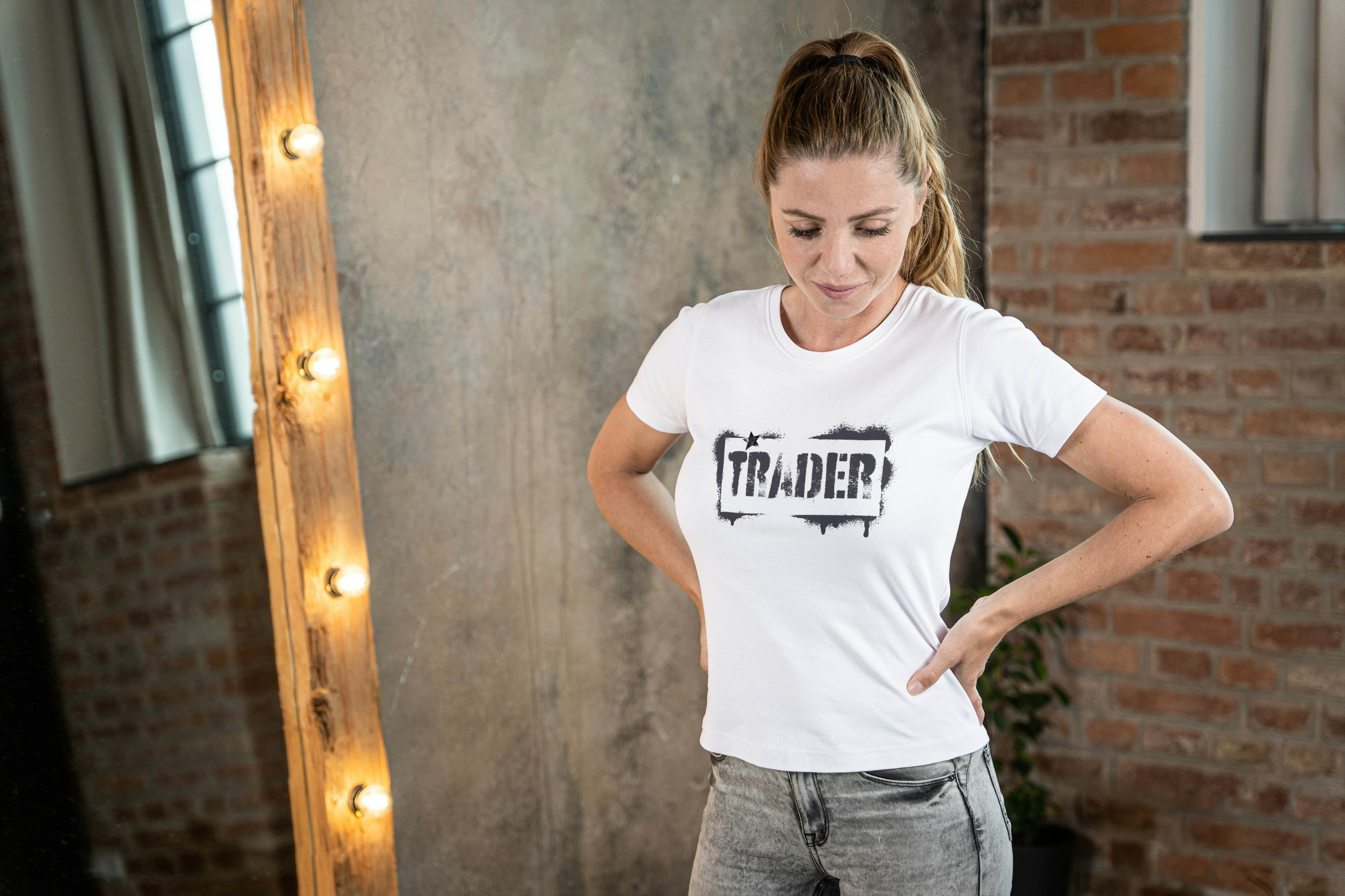 Camiseta Trader - Branca ou Cinza (Estampa Preta)