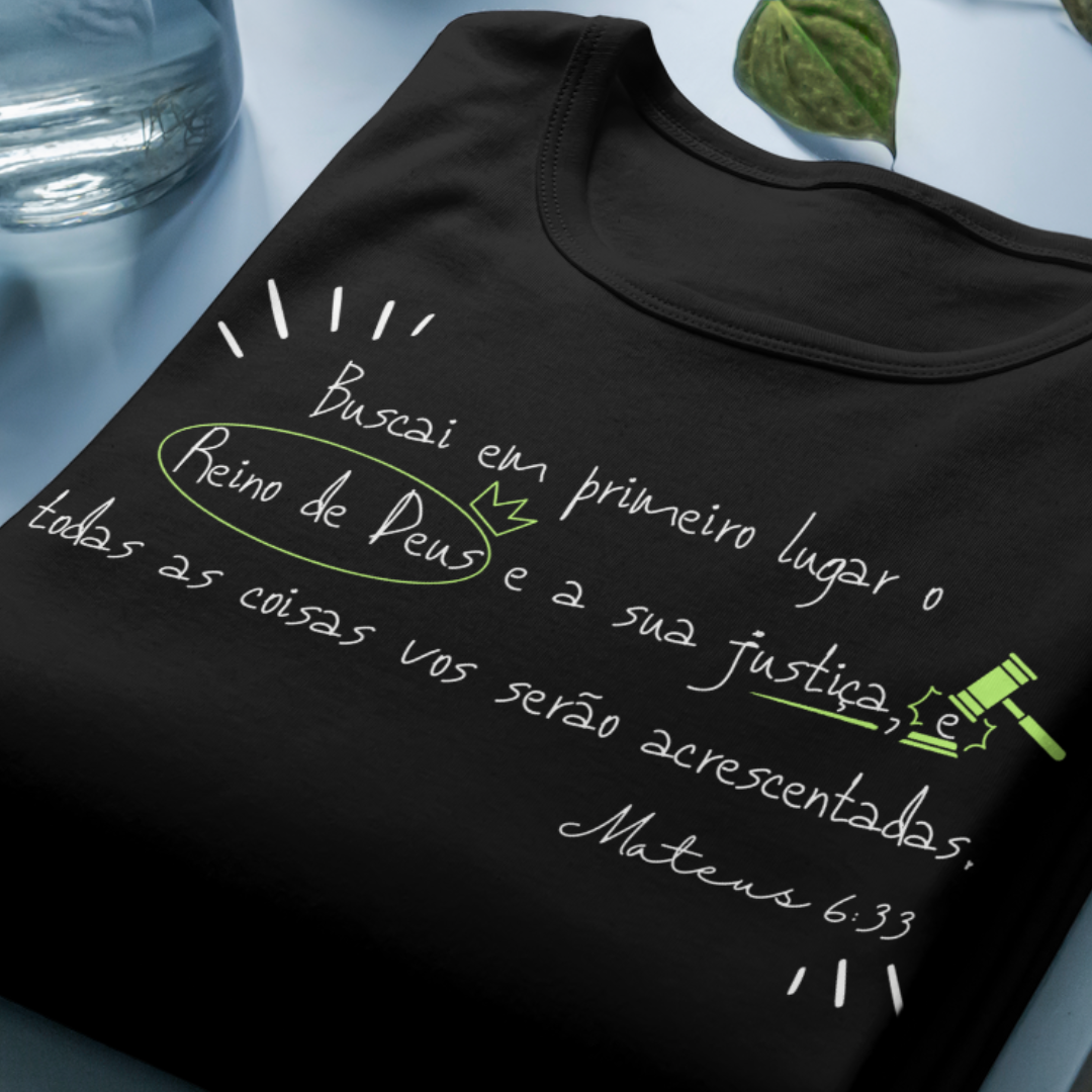 Camiseta Versículo - Mateus 6:33 - Buscai o Reino de Deus - Estampa Branca