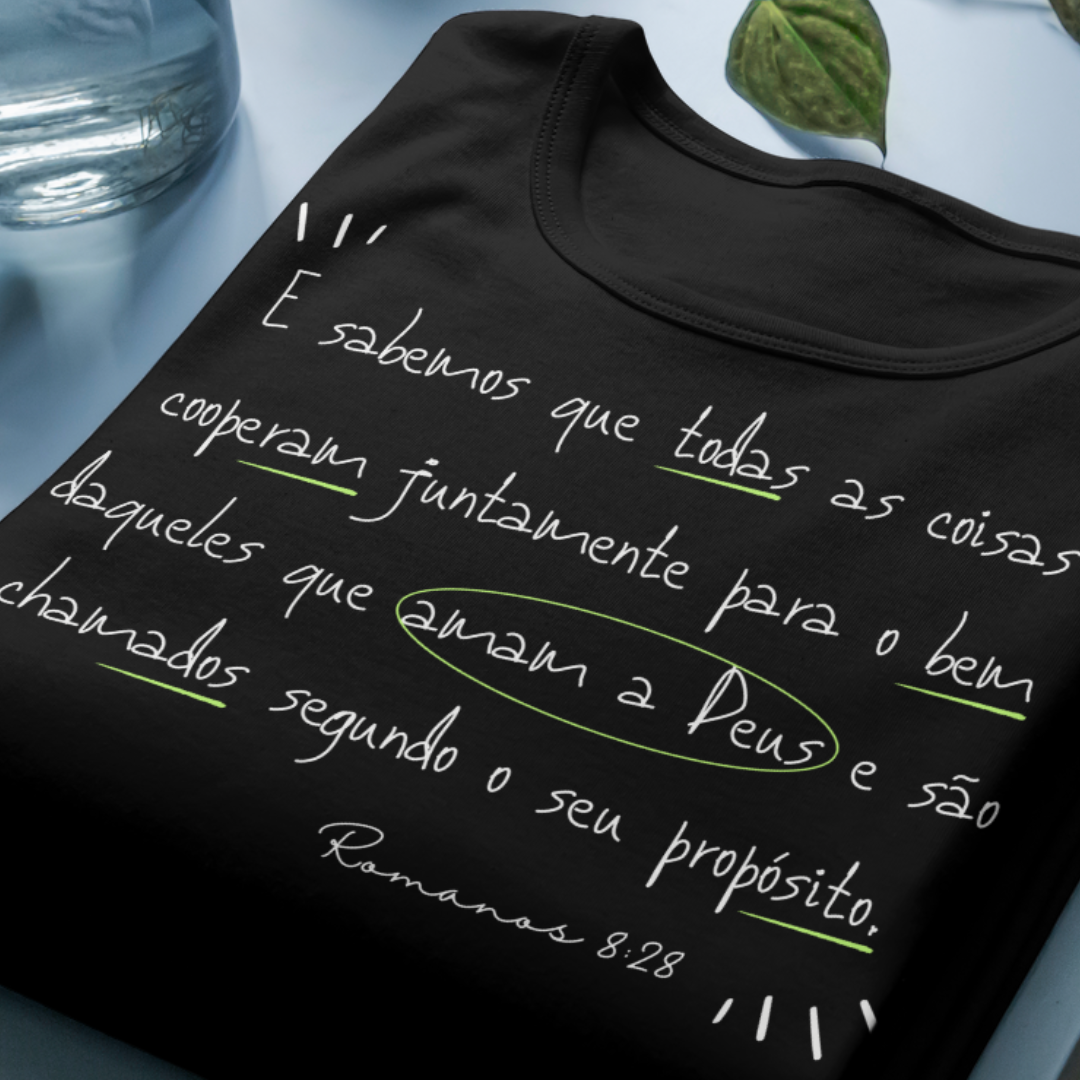 Camiseta Versículo - Romanos 8:28 - Tudo Coopera para o bem - Estampa Branca