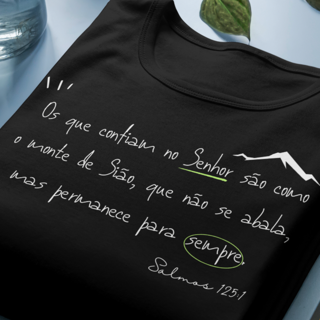 Camiseta Versículo - Salmos 125:1 - Montes de Sião - Estampa Branca