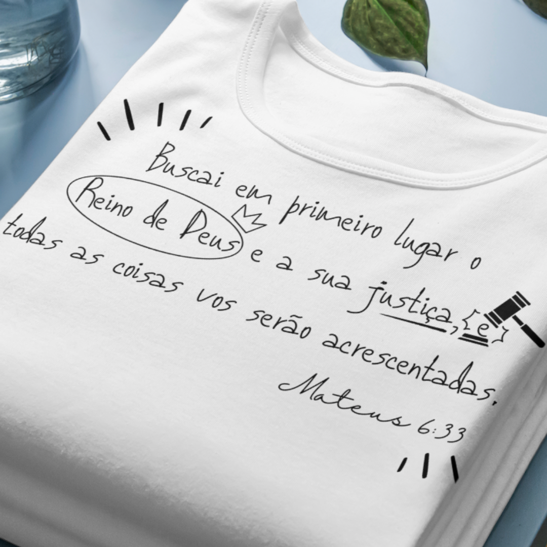 Camiseta Versículo - Mateus 6:33 - Buscai o Reino de Deus - Estampa Preto