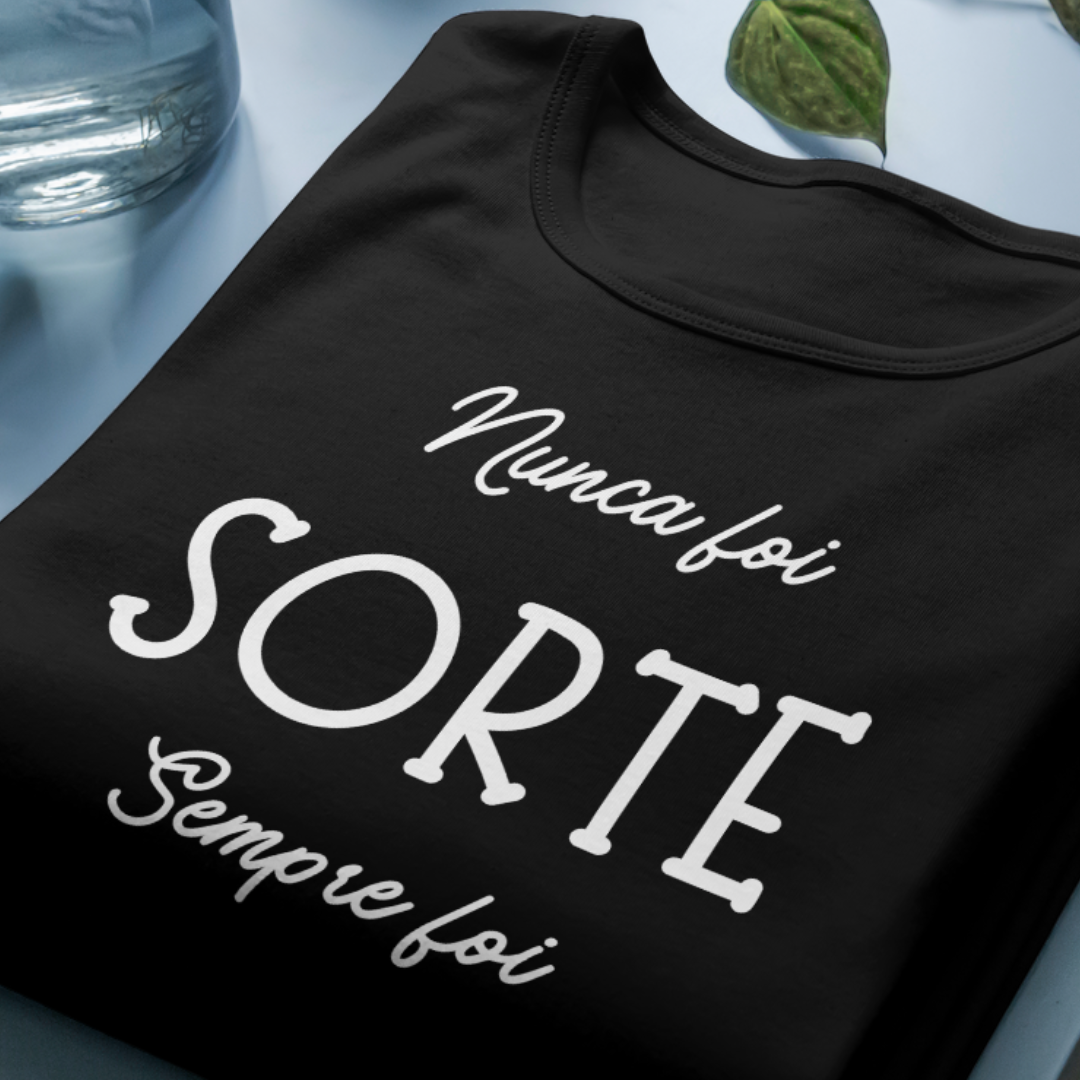 Camiseta Frases - Nunca foi Sorte - Estampa Branca