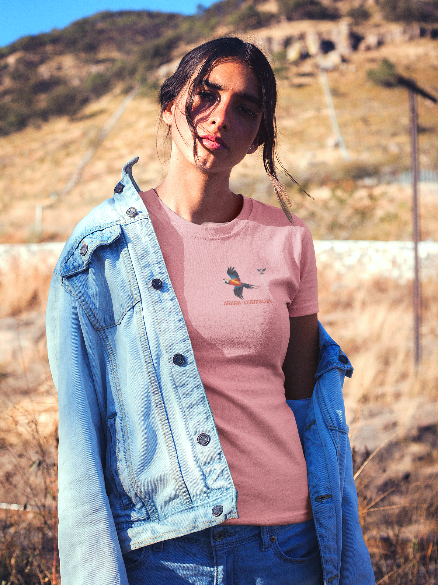 Camiseta Arara-vermelha - Coleção Raiz - Feminina