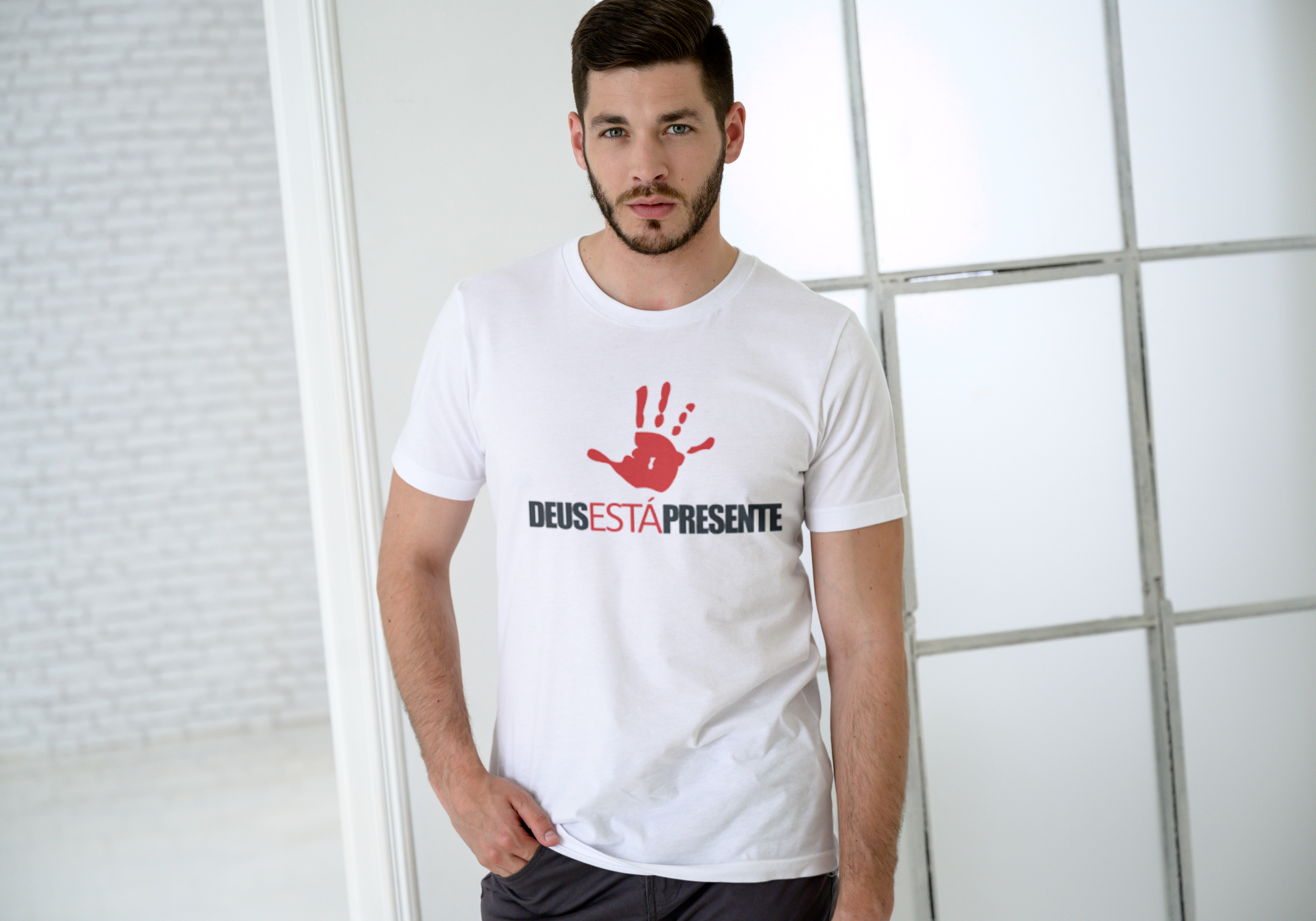 T-SHIRT  DEUS ESTA PRESENTES