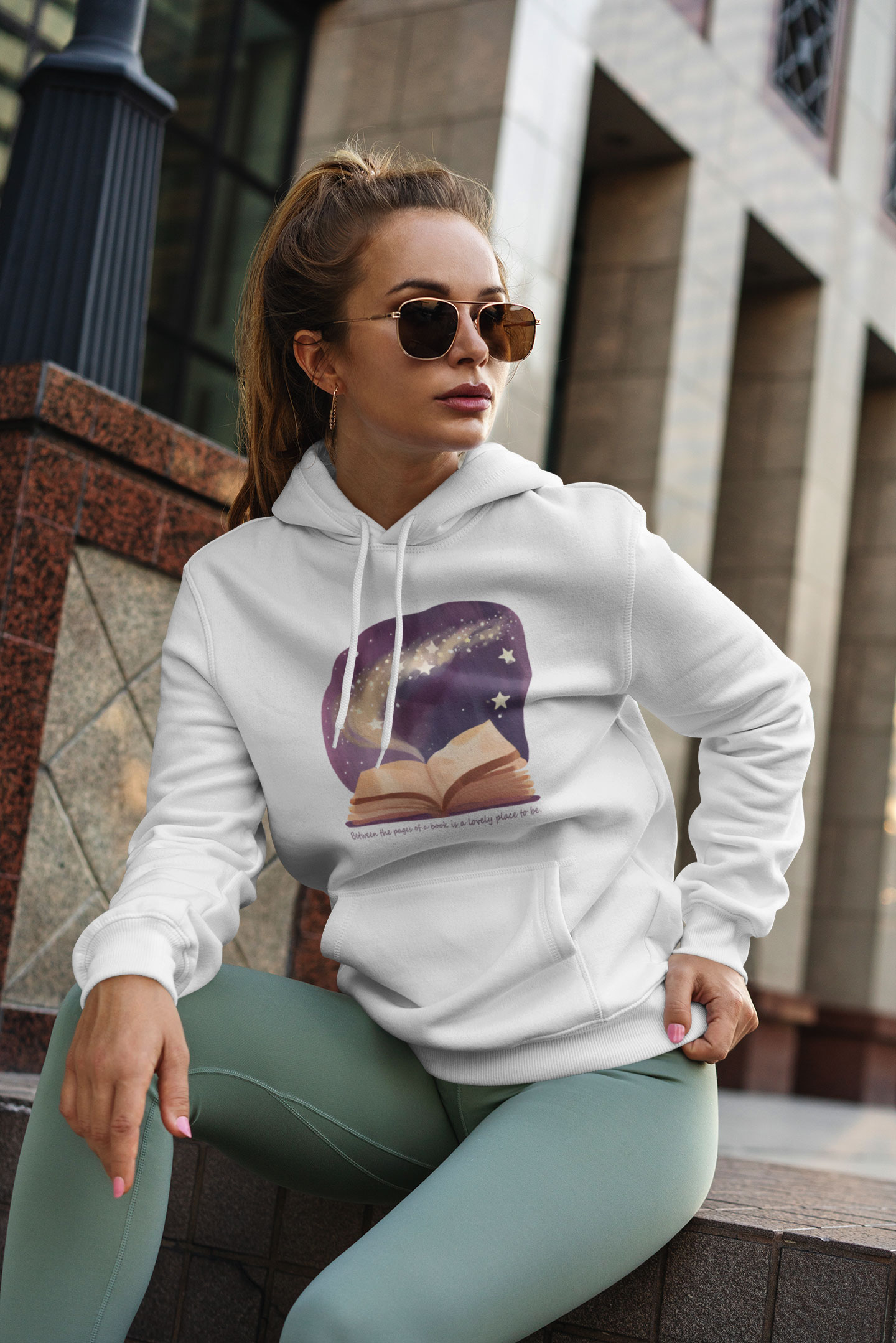 Moletom Canguru Between the pages of a book is a lovely place to be (Entre as páginas de um livro há um lugar encantador para se estar)