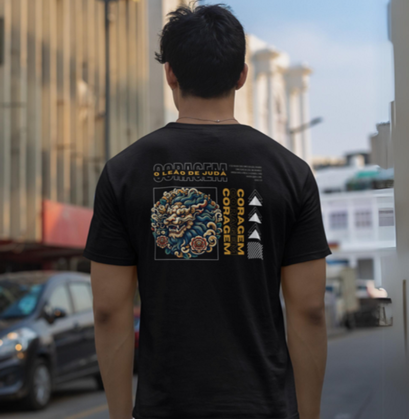 [Versão Dark] T-Shirt: O leão de Judá (Isaías 5:28-29)