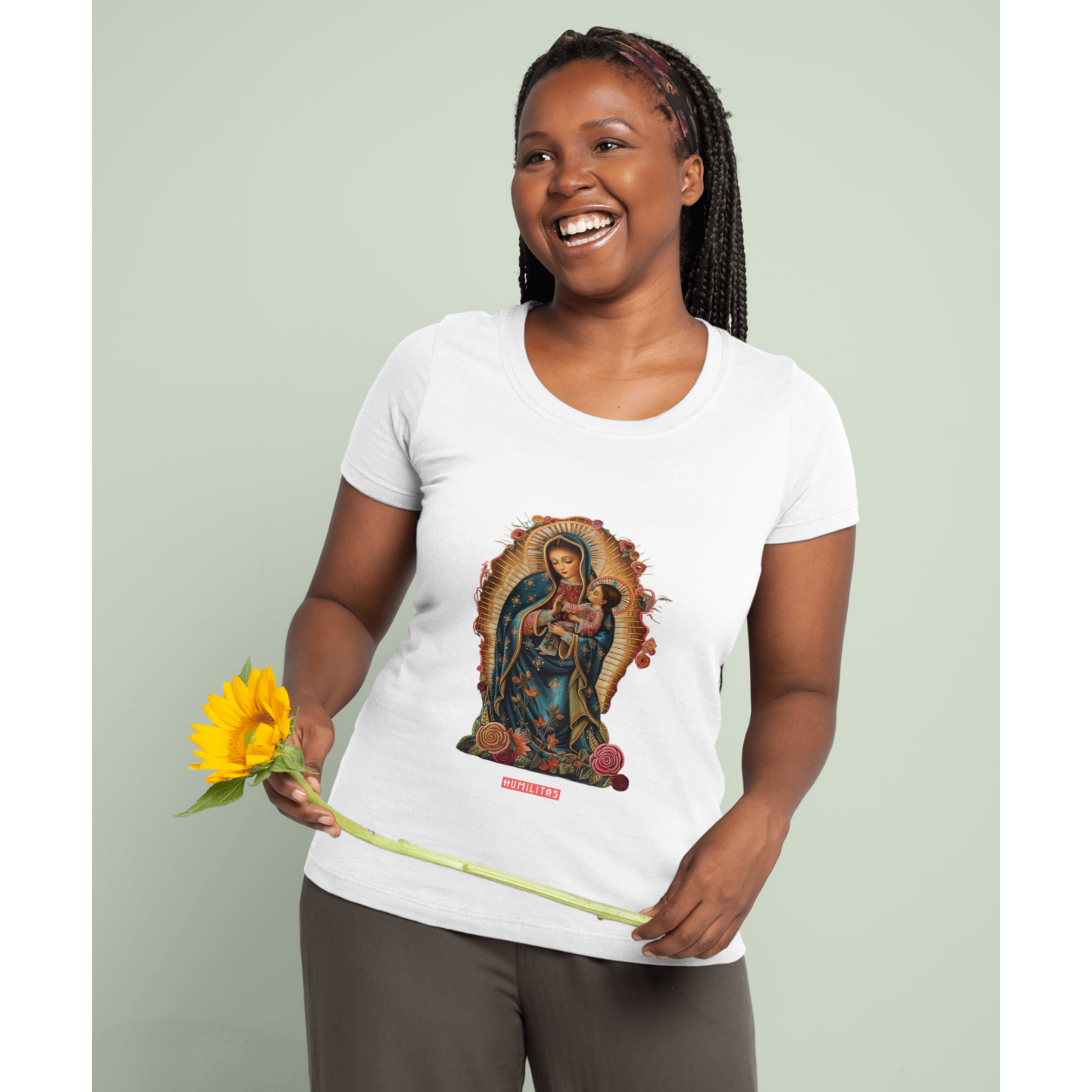 T-Shirt Feminina Baby Long Humilitas Cloth: Coleção Maria e suas Faces - Nossa Senhora de Guadalupe