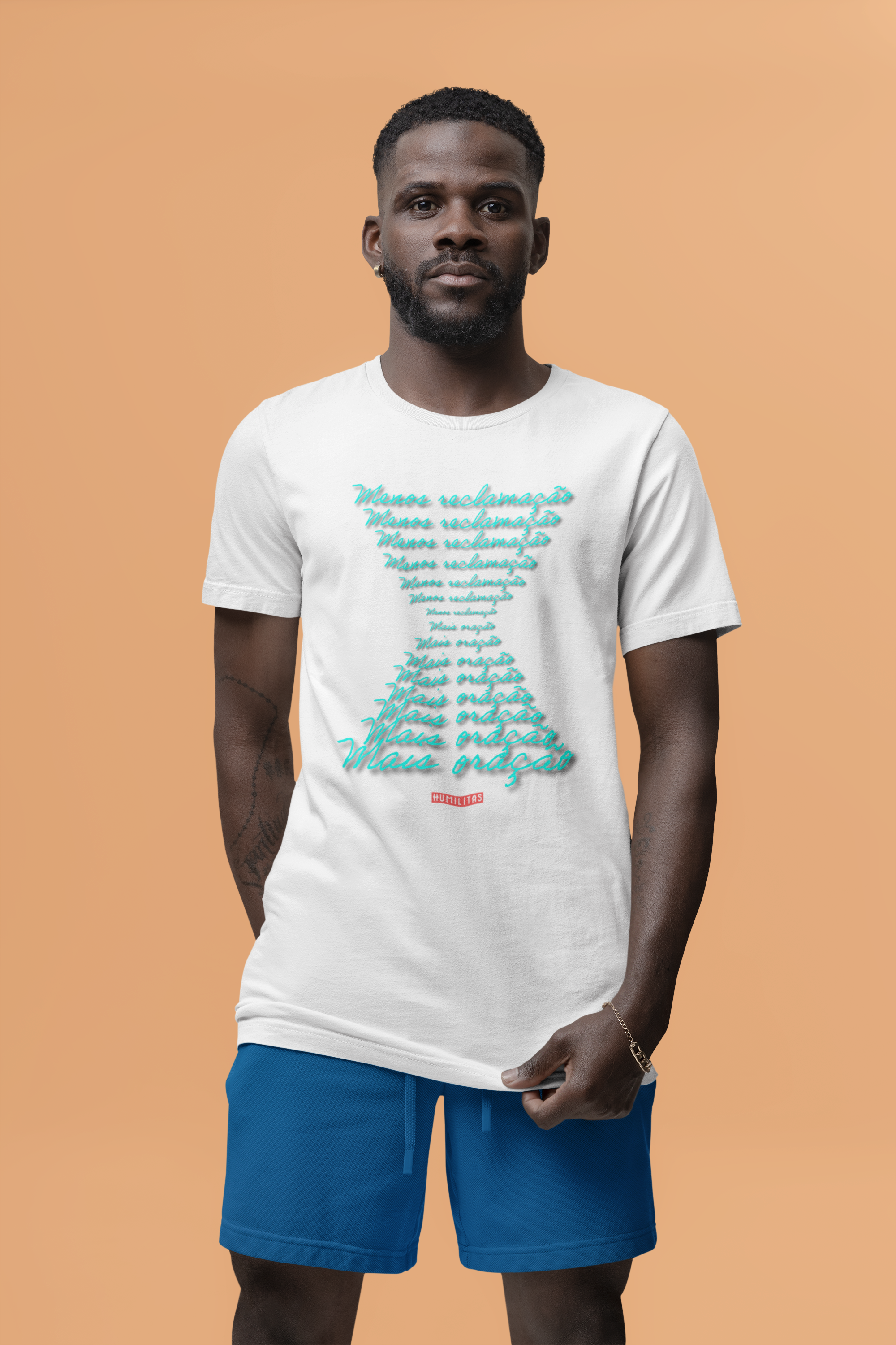 T-Shirt Unissex Humilitas Cloth: Menos Reclamação, Mais Oração 2 | Coleção Fé em Estilo (Estampa Frente)