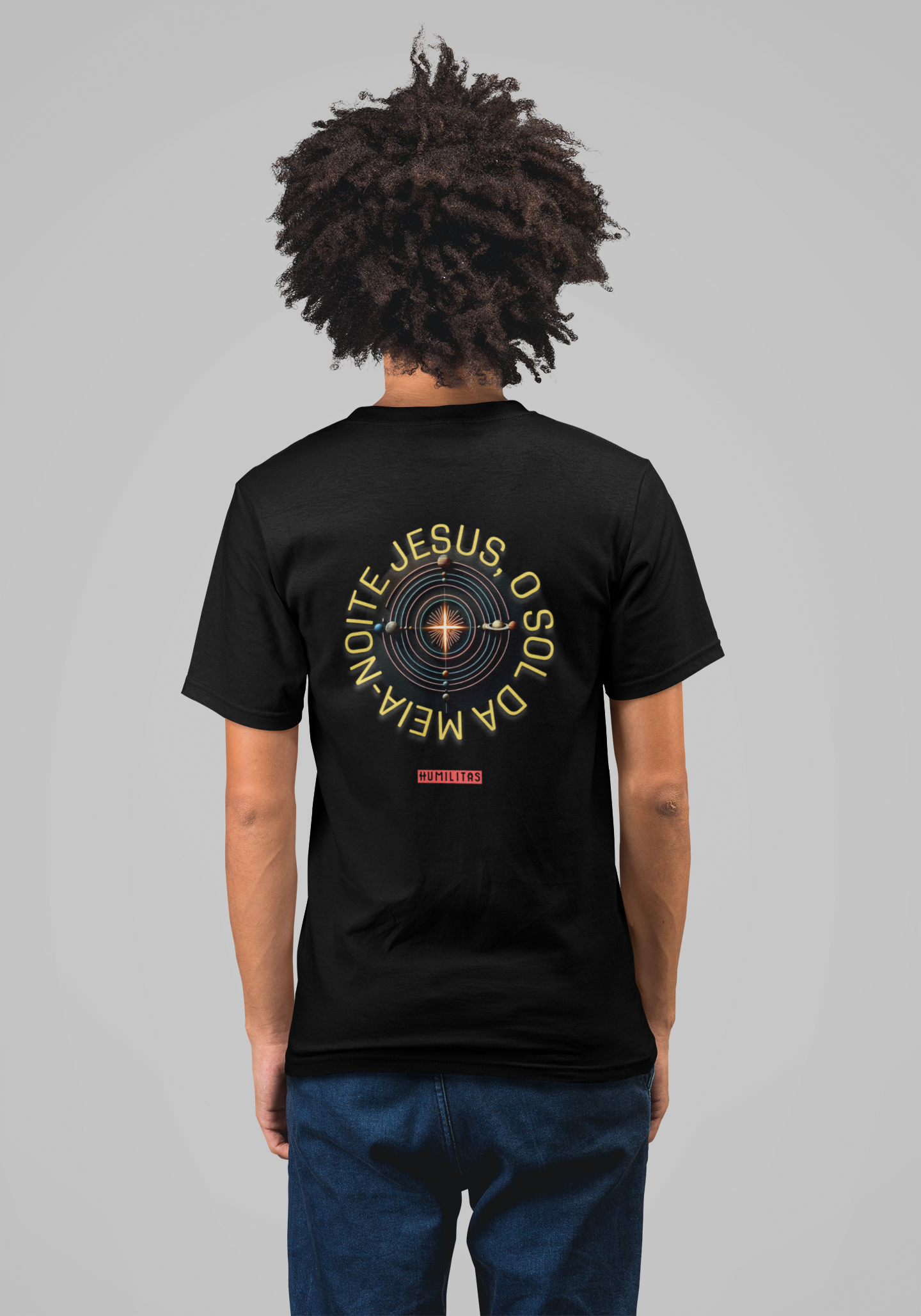 Camisa Unissex Quality Humilitas Cloth: O Sol da Meia-Noite | Fé em Estilo (Estampa Costas)