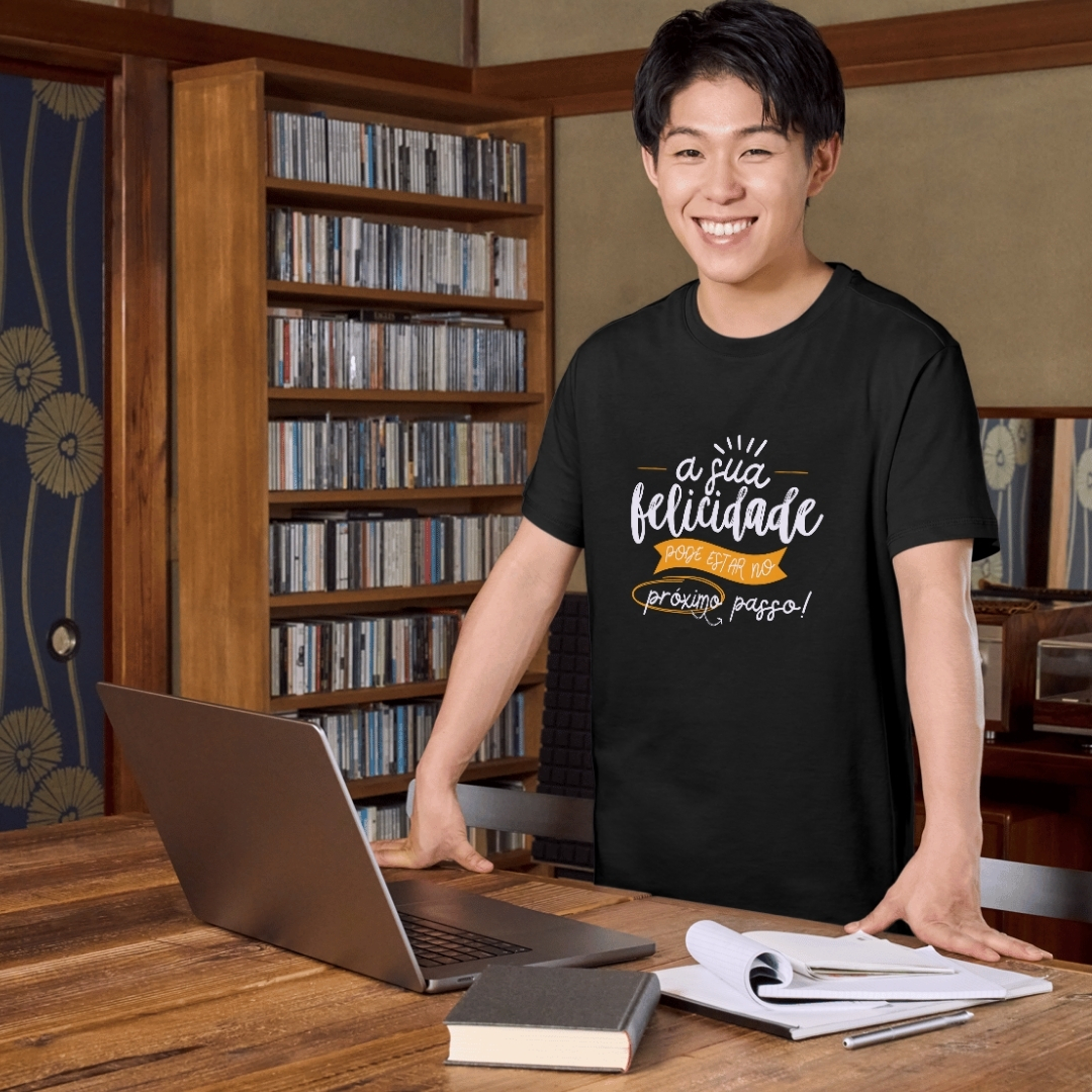 Camiseta Black. A Sua Felicidade Pode Estar no Próximo Passo