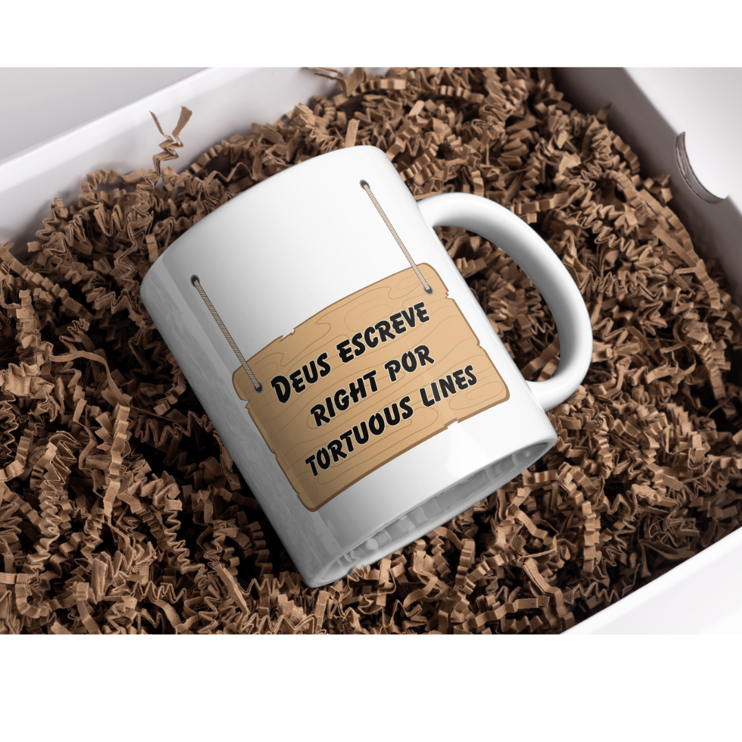 Caneca Deus Escreve Right por Tortuous Lines