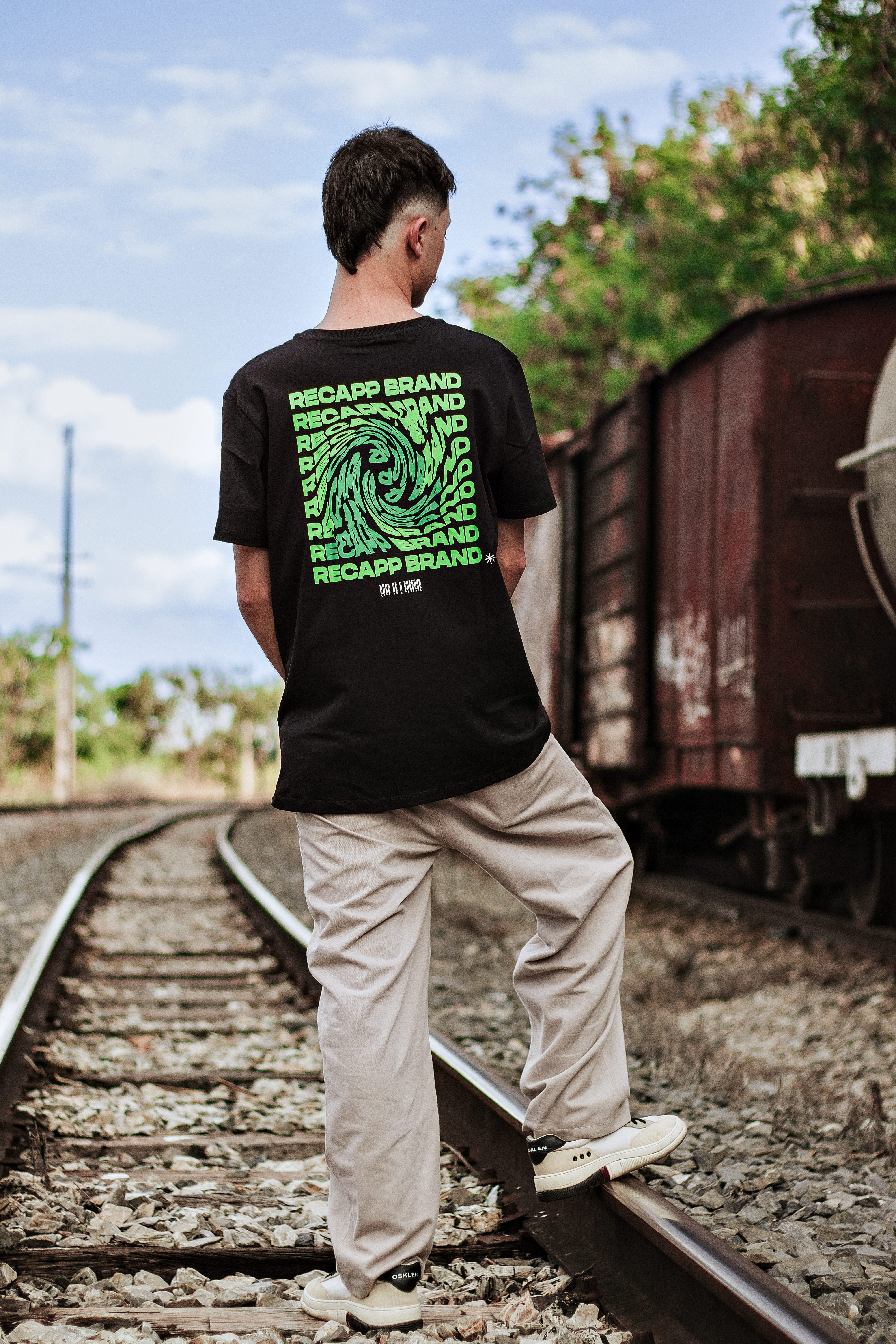 Camiseta Brand (logo branca)