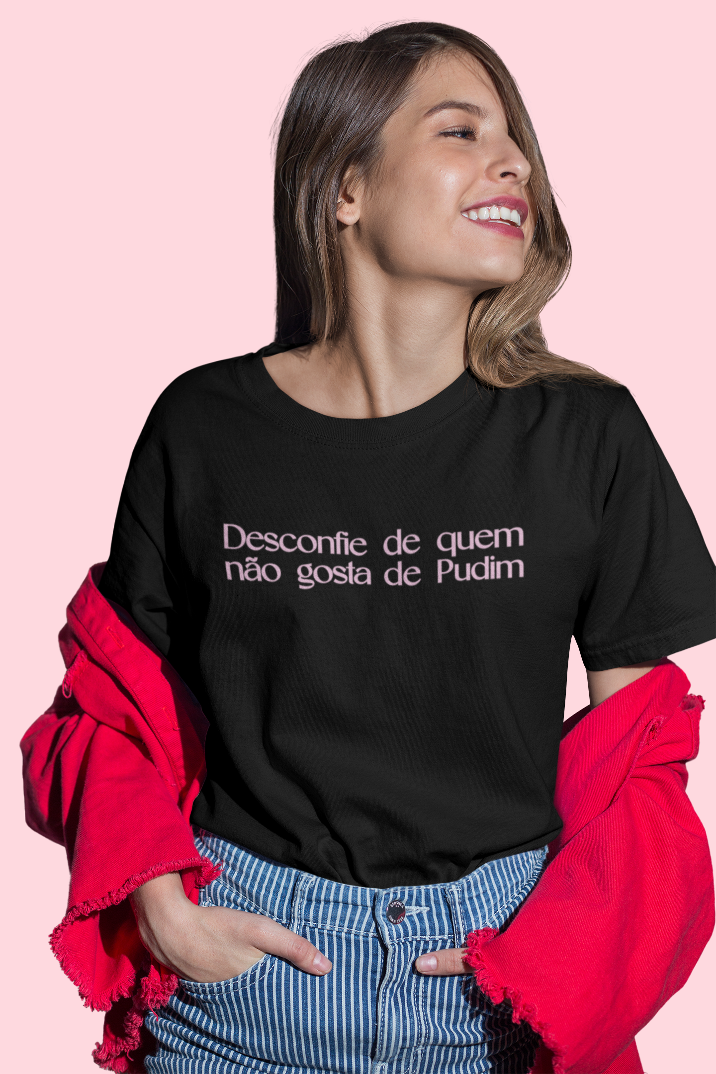 Desconfie de Quem Não Gosta de Pudim | Escuro | T-Shirt Classic