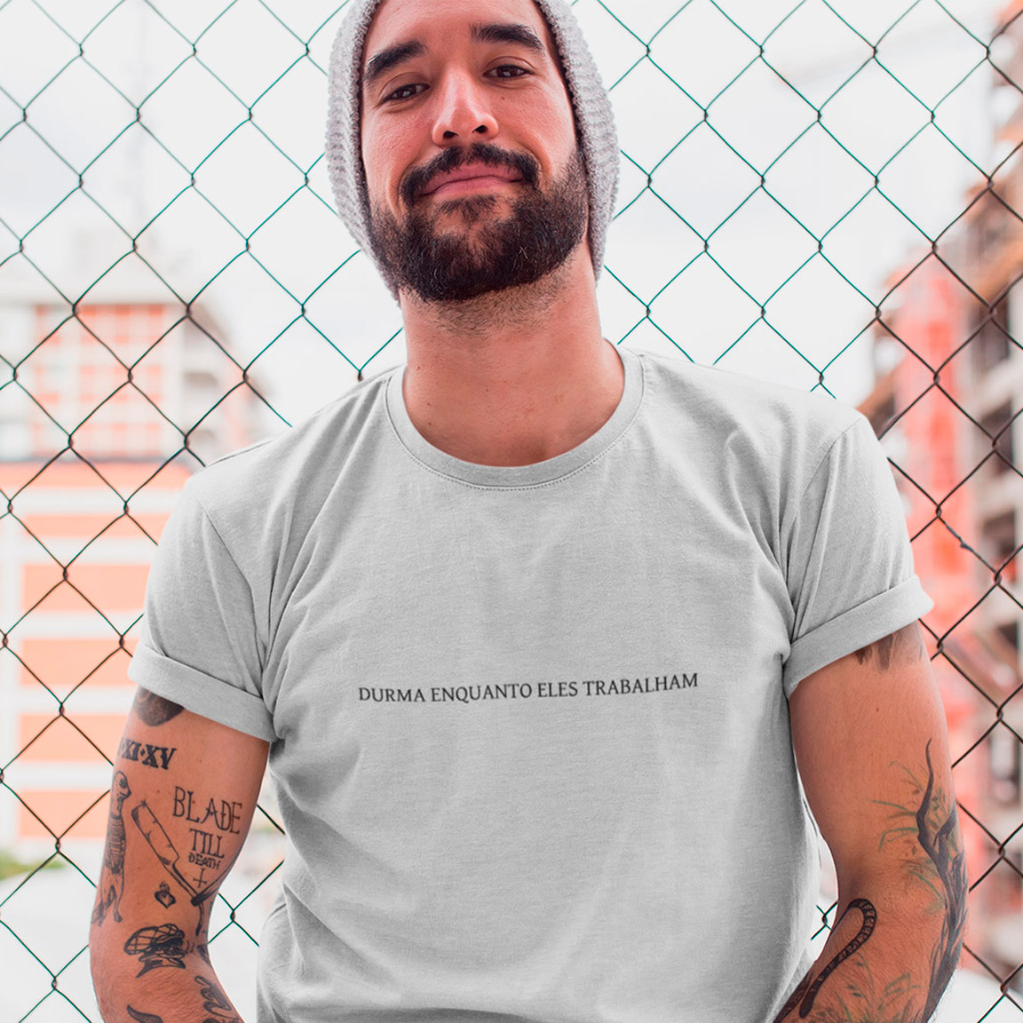 T-Shirt Durma Enquanto Eles Trabalham - White